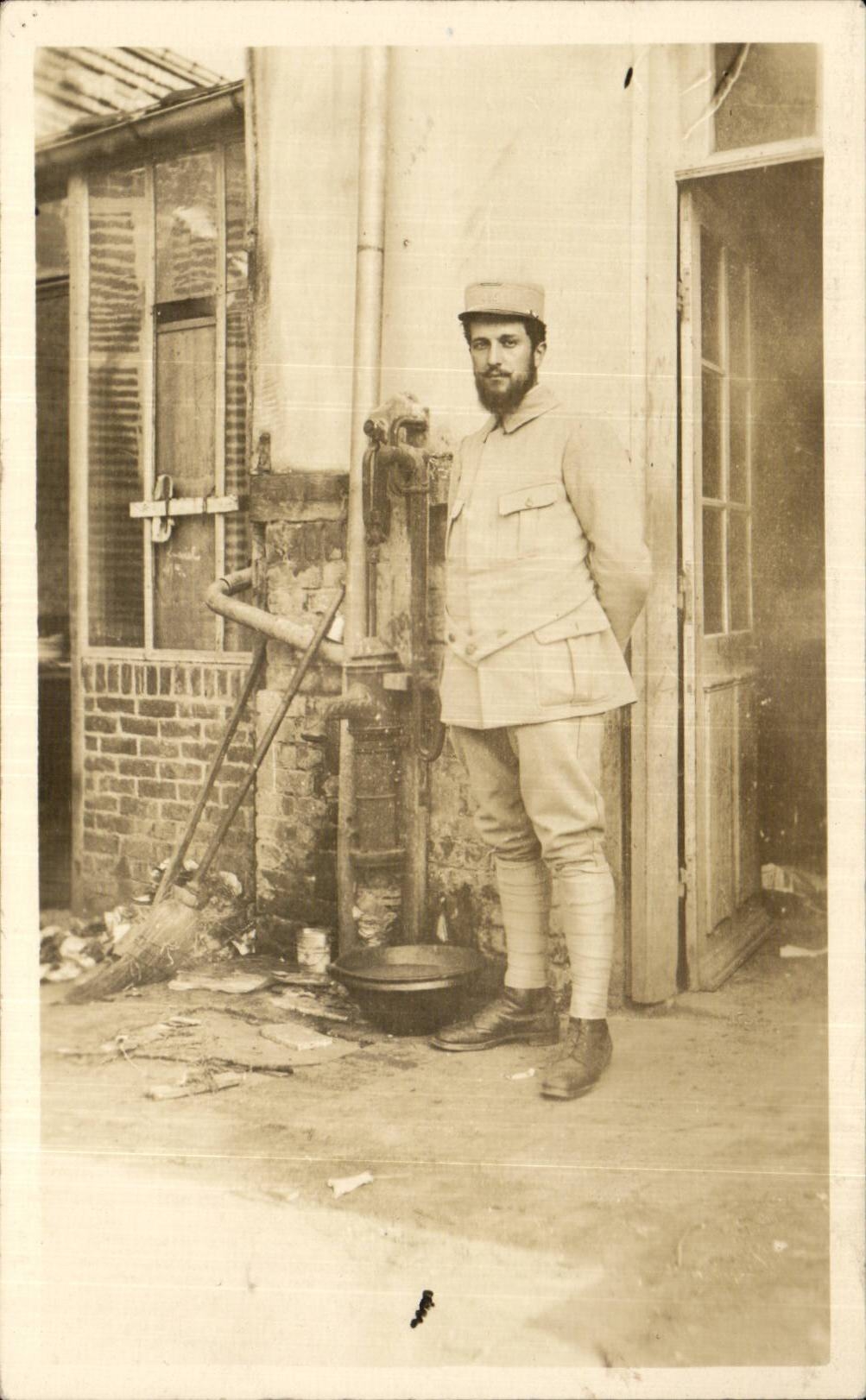 CPA Real photo Militaria Hairy Soldier