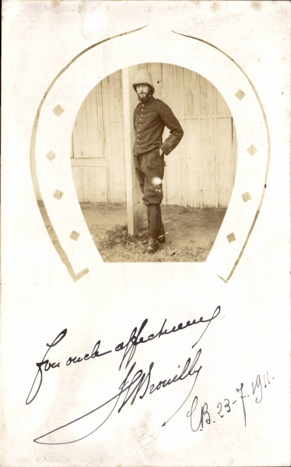 CPA Real photo Militaria Soldat Horseshoe