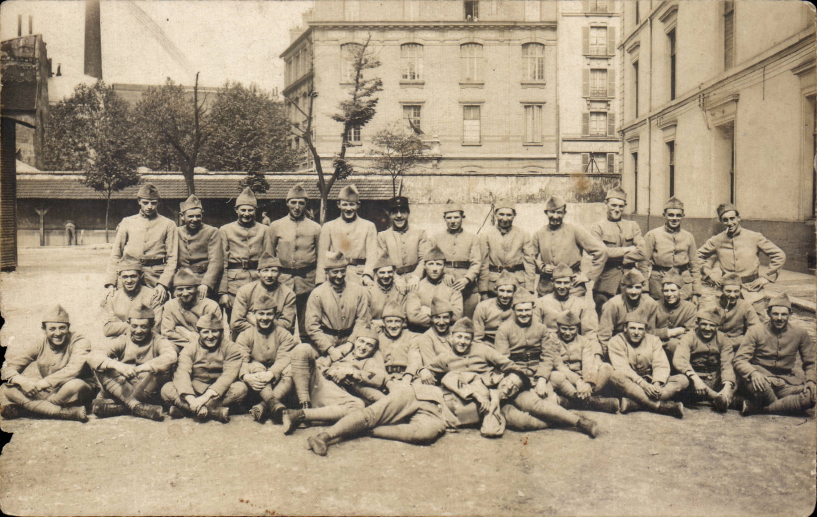 CPA Real photo Militaria Soldiers