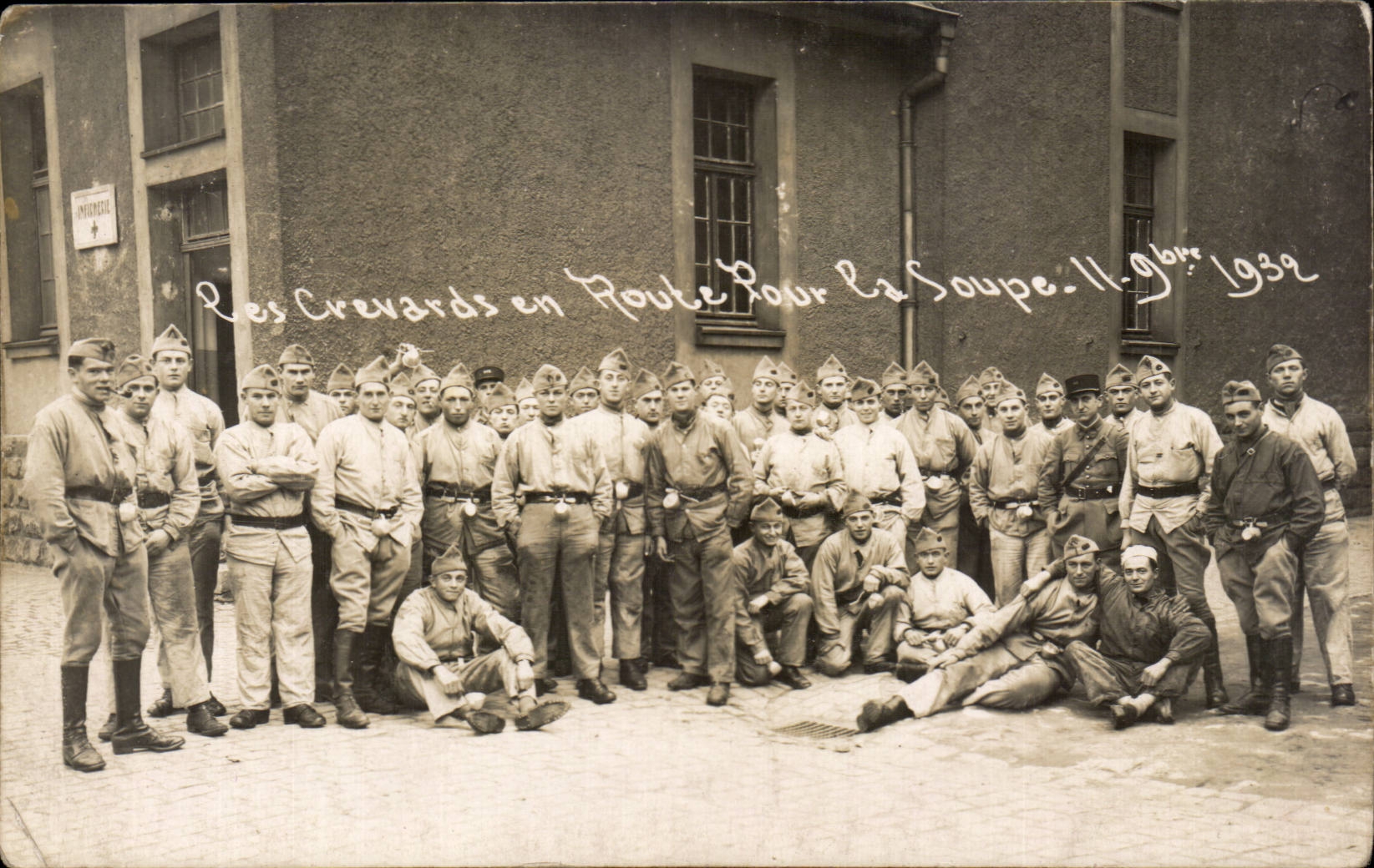 CPA Real photo Militaria Soldiers crevards on the way for soup 1932