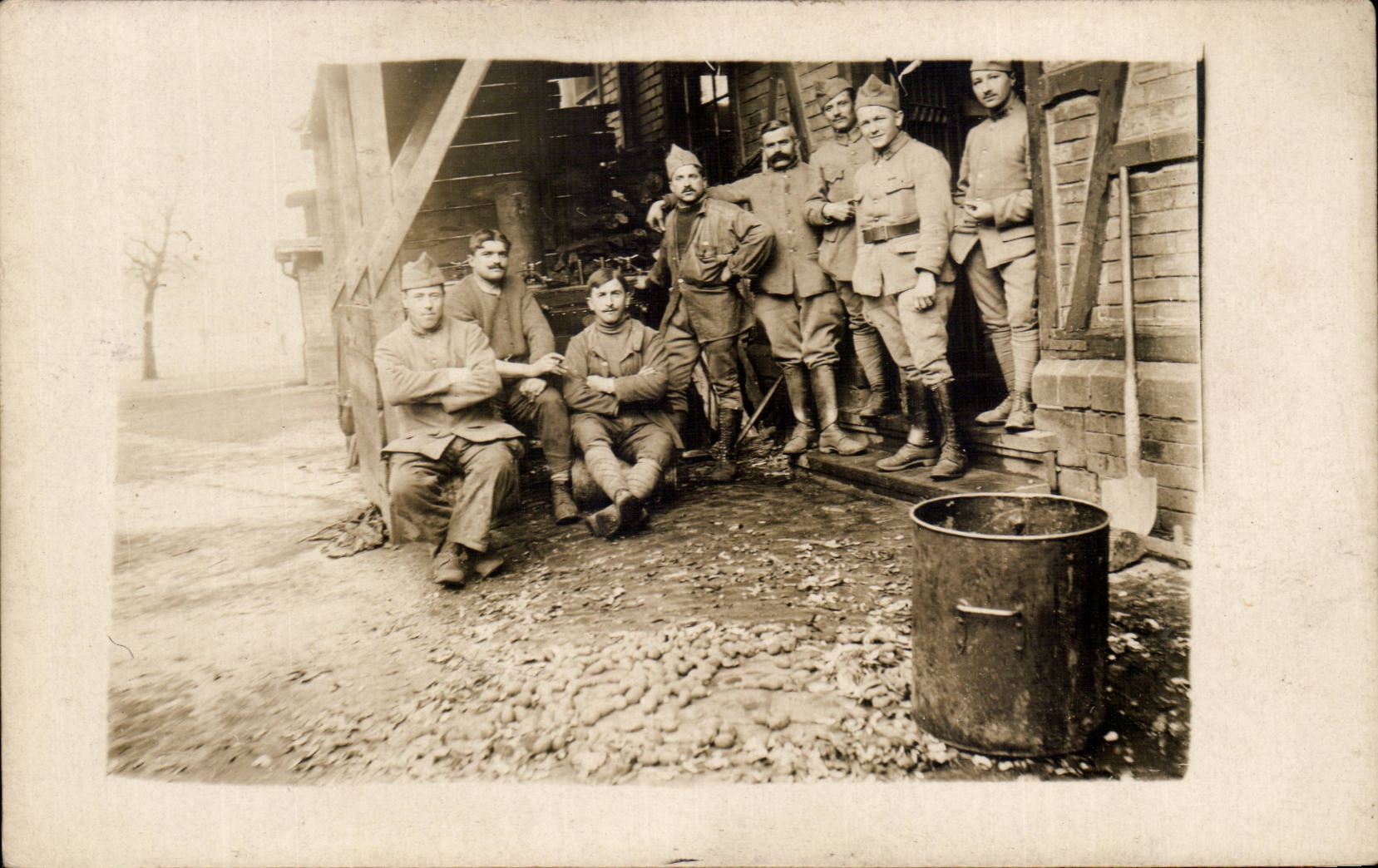 CPA Real photo Militaria Soldiers