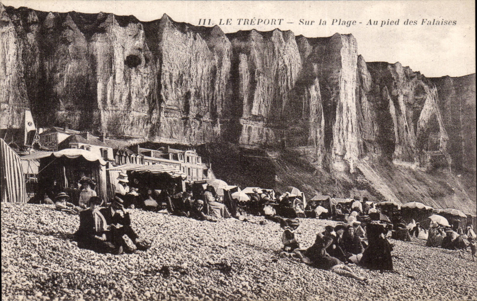 CPA Treport en la playa con el pie de acantilados