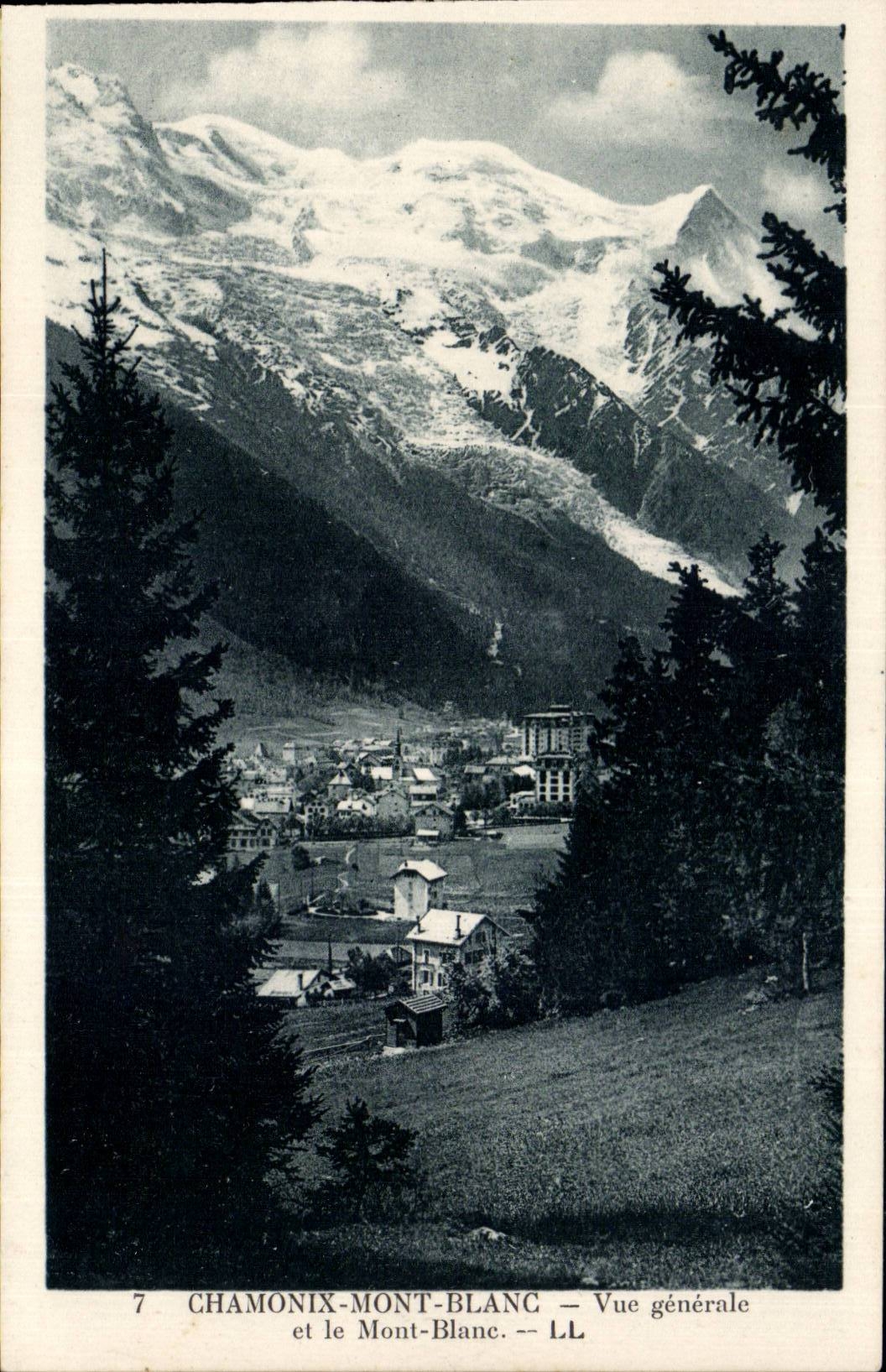 CPA Chamonix Mont Blanc Vue generale et le Motn Blanc