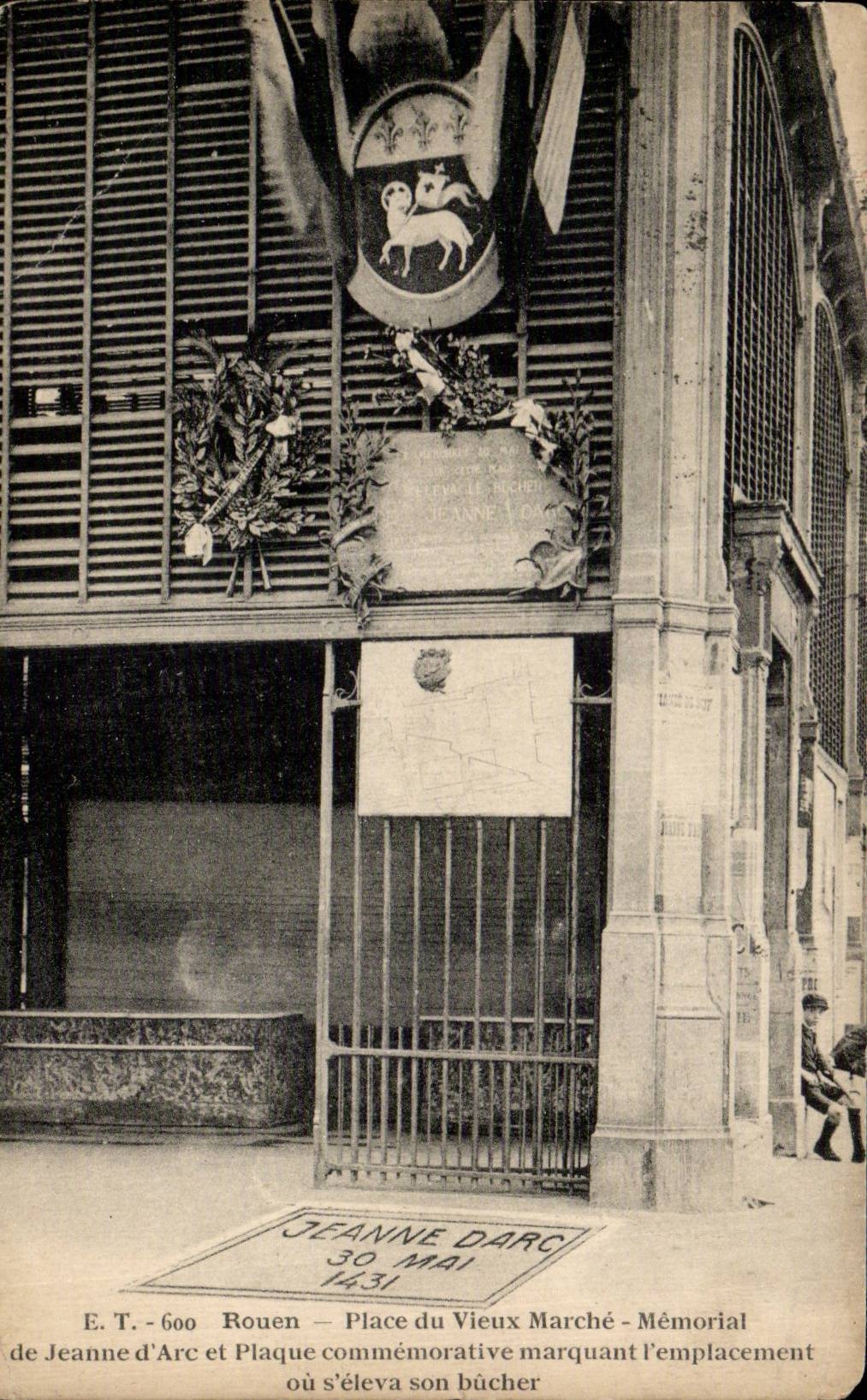CPA Rouen Places from the old Memorial market of Jeanne of arc and commemorative plate marking the site or rose its B