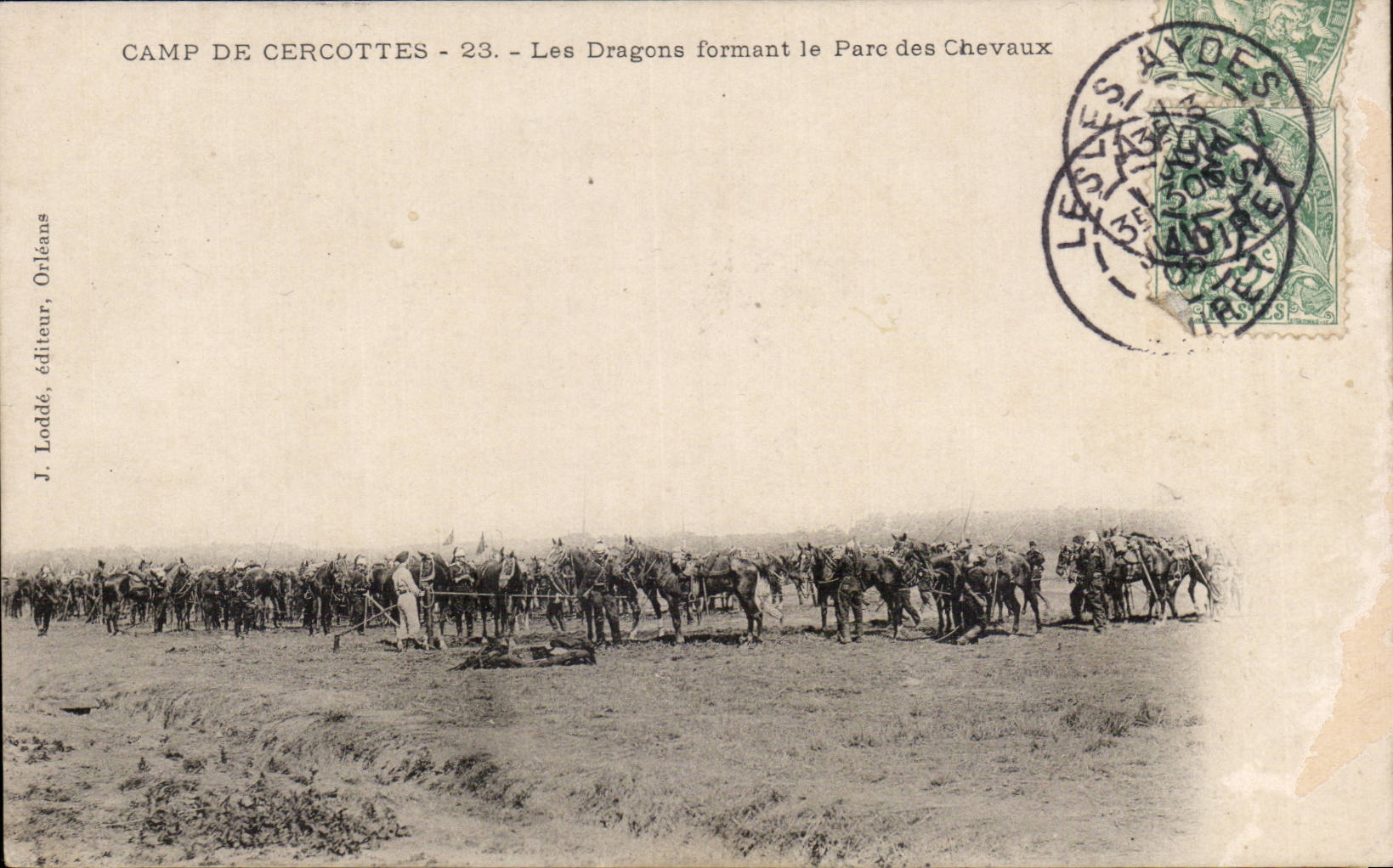 Campo de CPA de los dragones de Cercottes que forman el parque de los caballos de Militaria