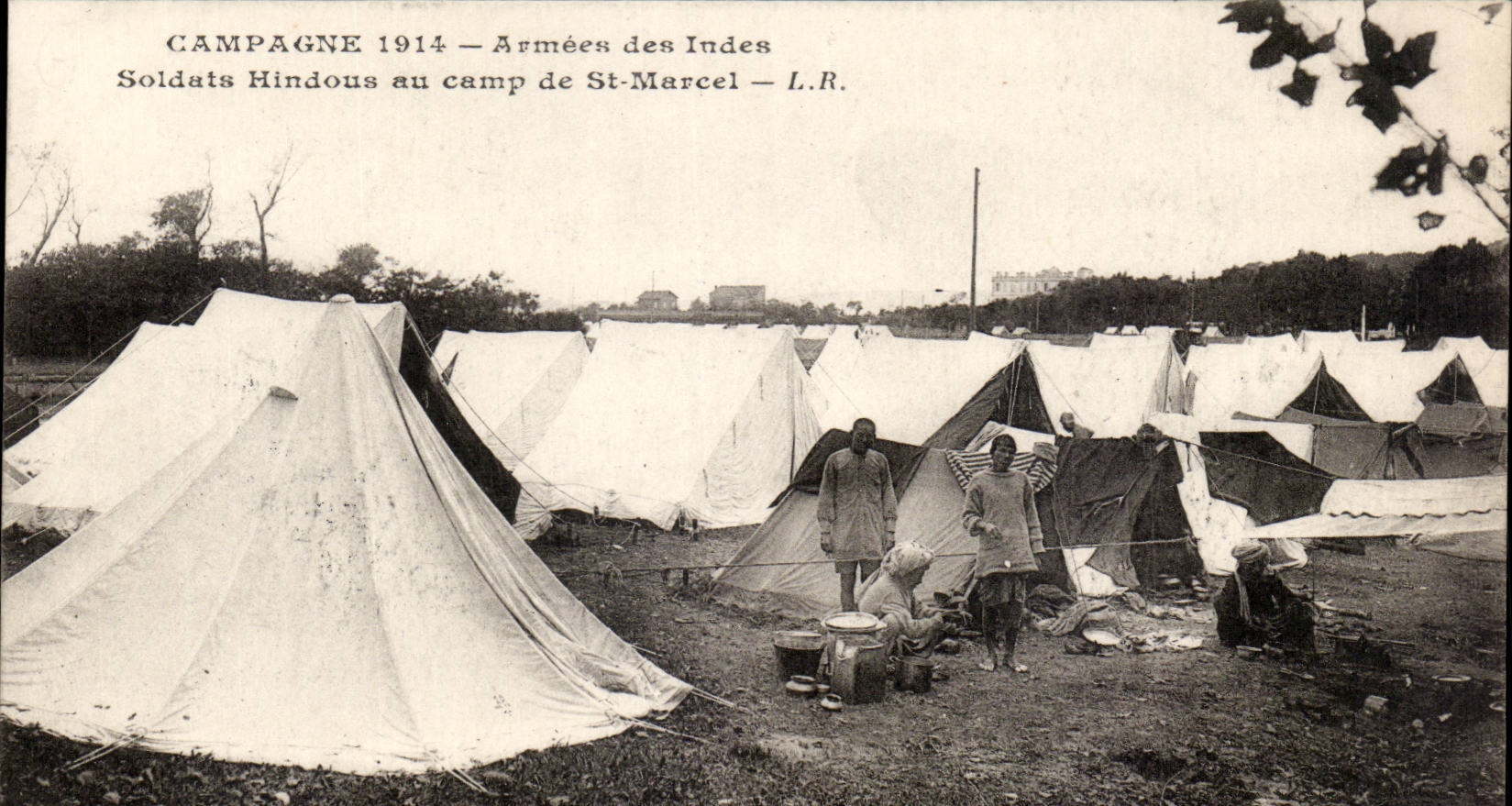 CPA Militaria Armed with the Indies Hindu Soldiers to the camp of St Marcel