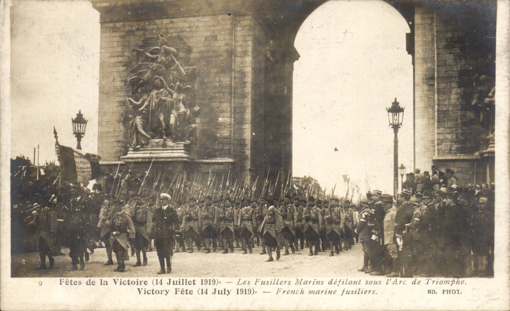 CPA Paris Festivals of the victory July 14th  1919 marine fusillers ravelling under Arc de Triomphe