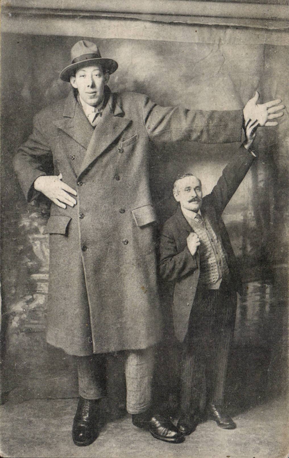 CPA Folklore Le Savoyard giant Ferdinand Cotat 2 m 35