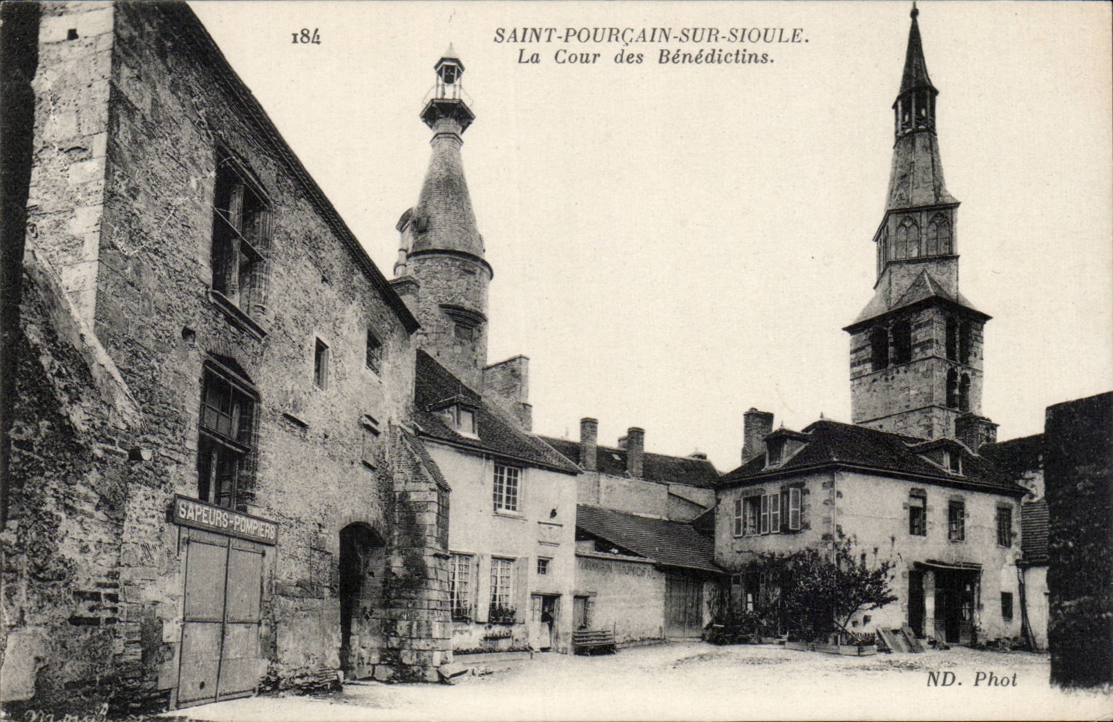 Saint Pourcain on Sioule - Court of the Benedictines - CPA
