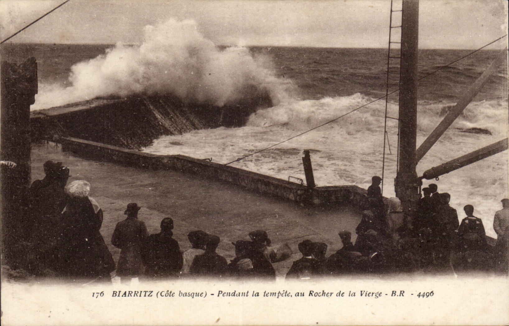 Biarritz - Pendent la Tempete - CPA 