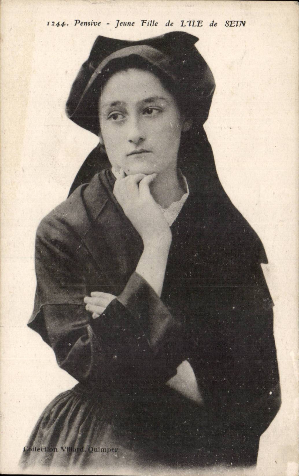 Folklore - Costumes - Young girl of the Island of Center - Pensive - CPA