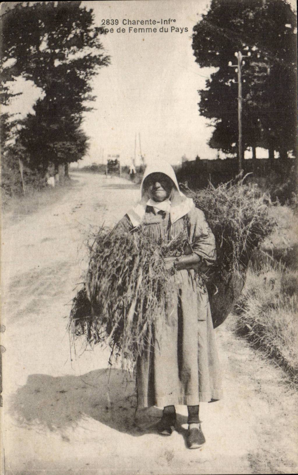 Folklore - Costumes - Charente - Inf - Woman of the Country - CPA