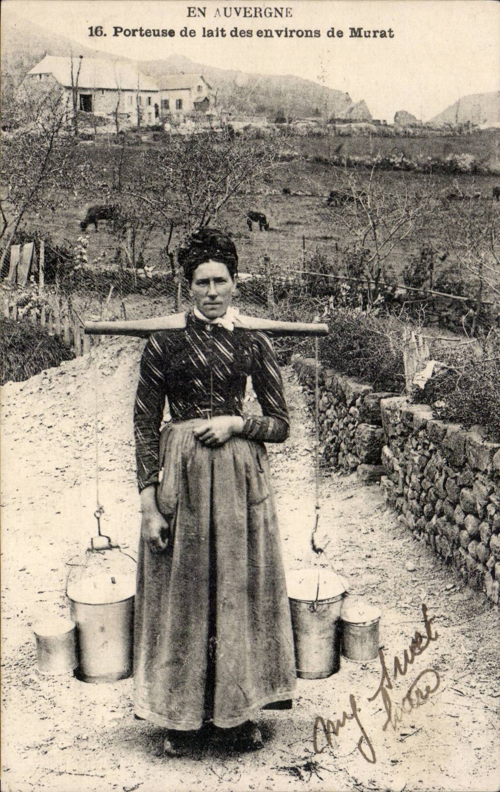 Folklore - Costumes Auvergne - Carrying milk of the surroundings of Murat CPA