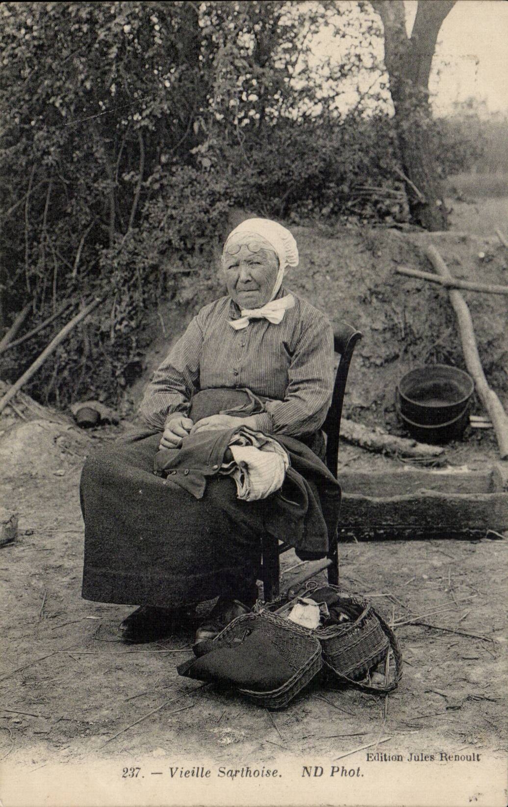 Folklore - Costumes - Sarthe-native Old woman CPA