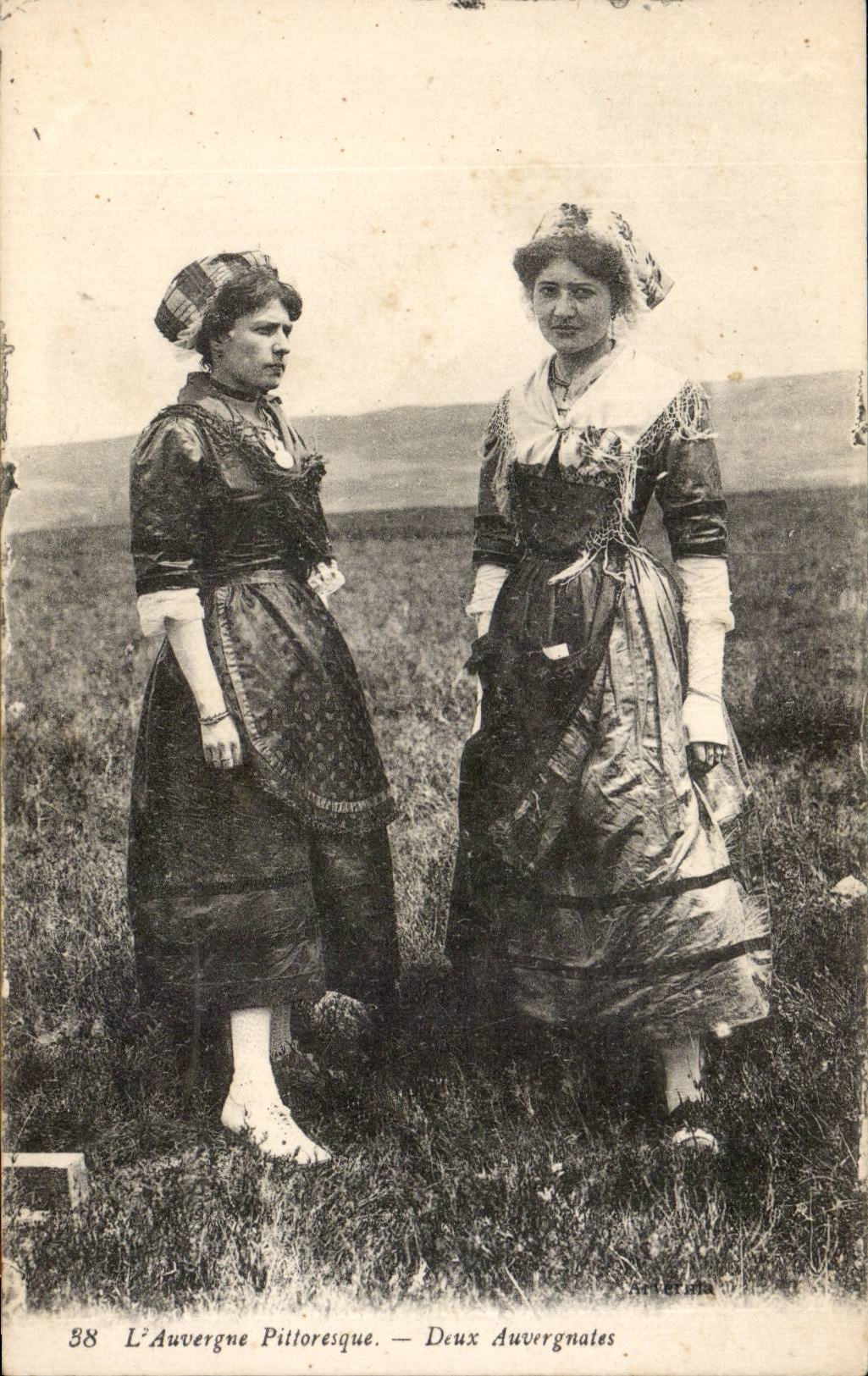 Folklore - Costumes - Picturesque Auvergne - CPA