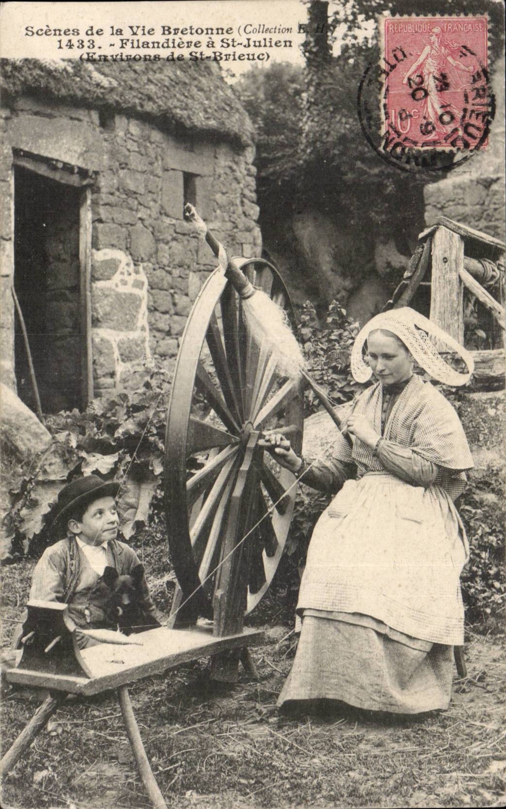 Folklore - Costumes - Scenes of the Breton life - Filandiere has St Julien - Surroundings of St Brieuc - CPA
