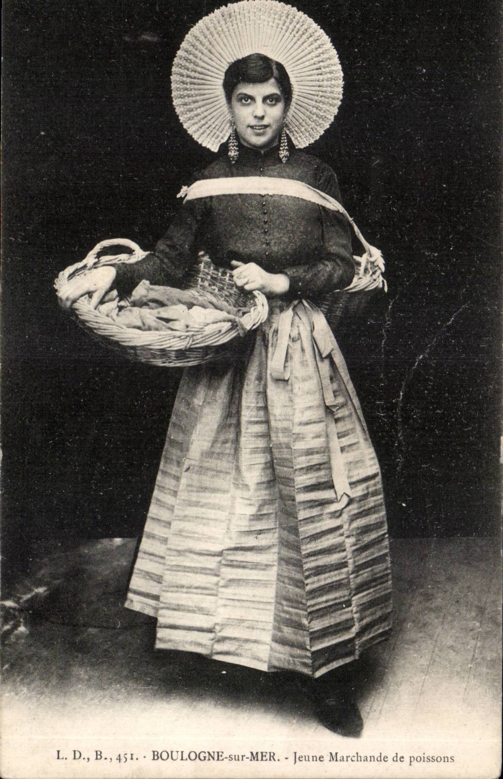 Folklore - Costumes - Boulogne on Sea - commercial Young person of Poisson - CPA