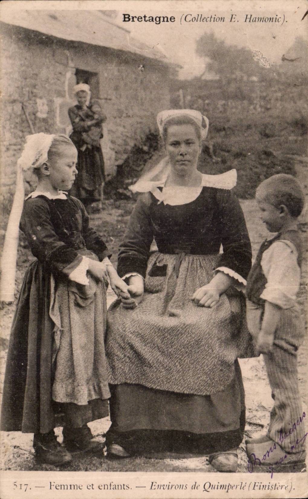 Folklore - Costumes - Brittany - Woman and Children - Quimperle - Finistere - CPA