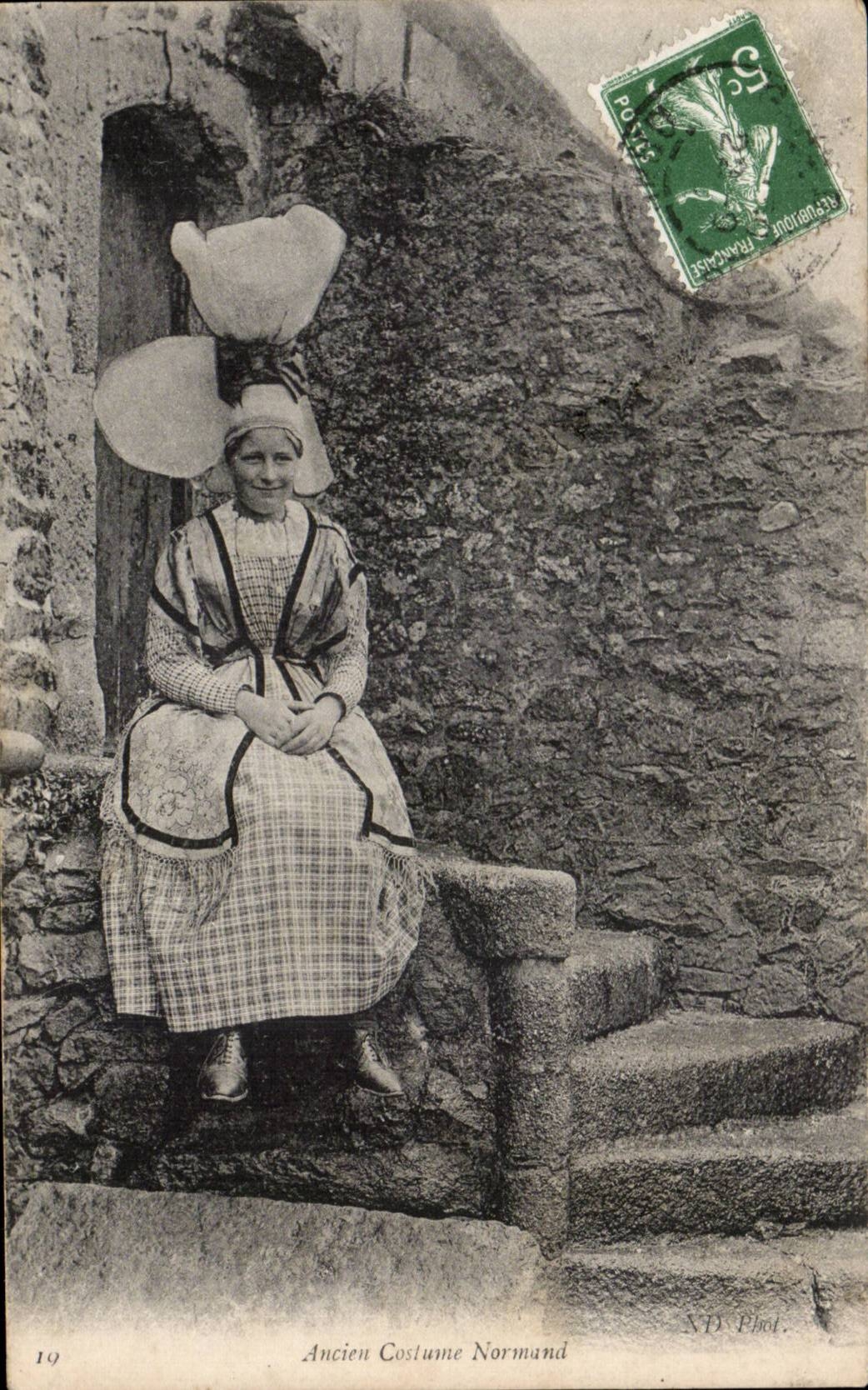 Folklore - Costumes - Old Norman Costume - CPA