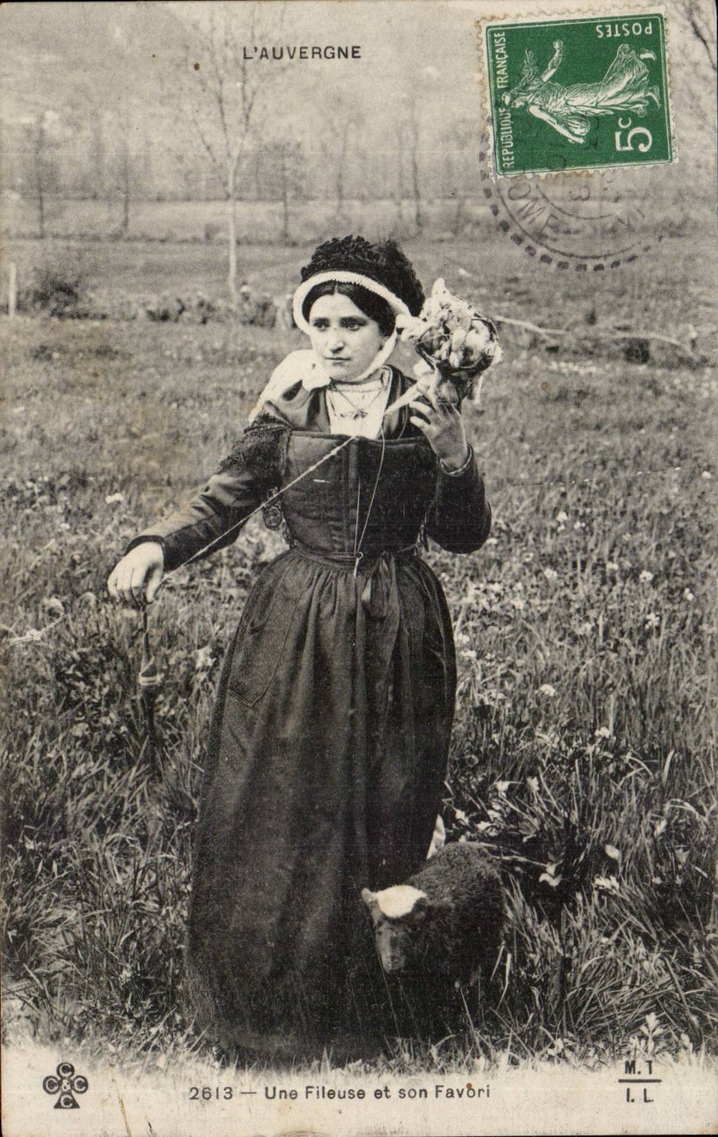 Folklore - Costumes - Auvergne - Ropemaking machine and its Favorite Sheep Lamb - CPA