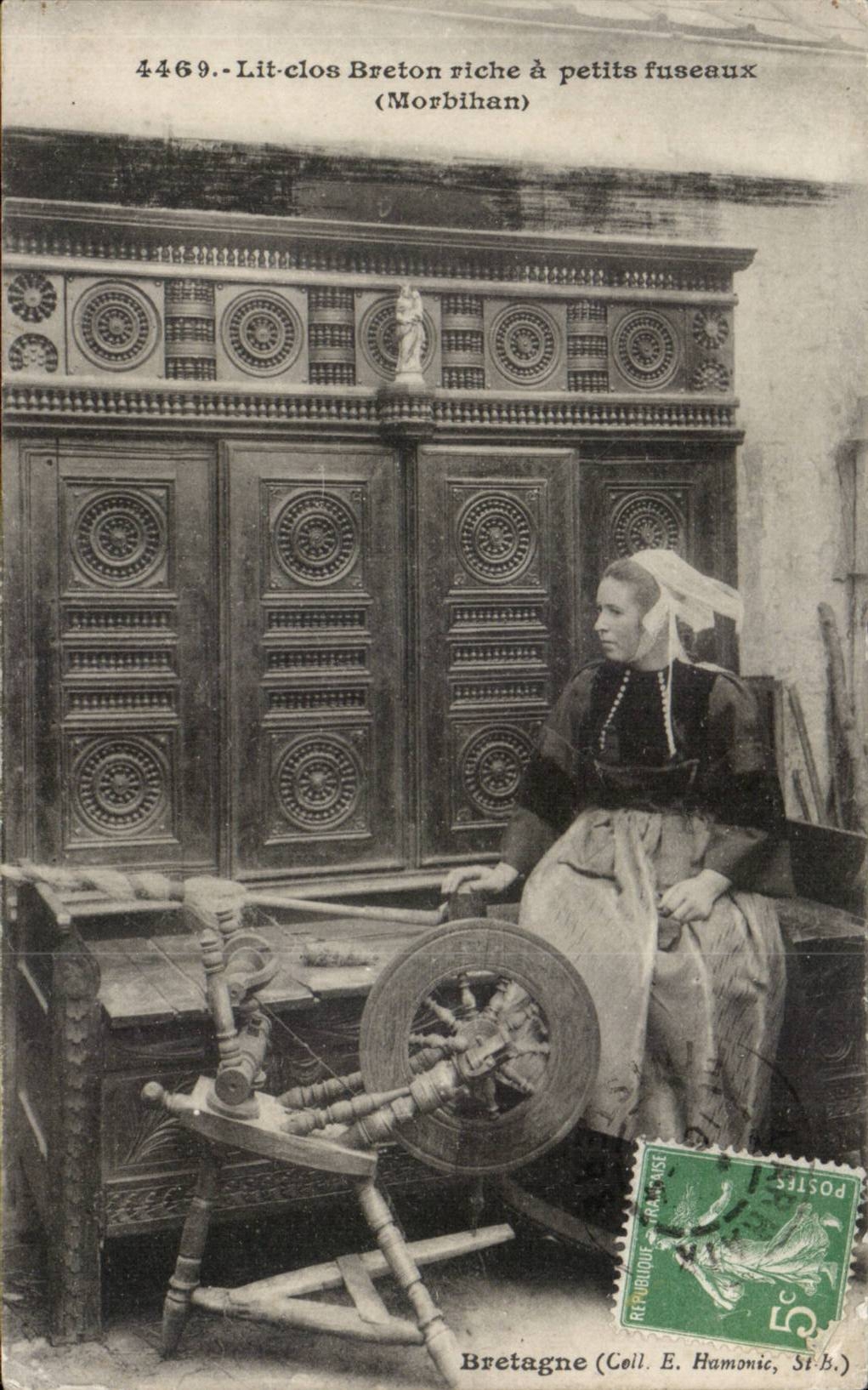 CPA Folklore Costume Reads rich Breton field has small Morbihan spindles