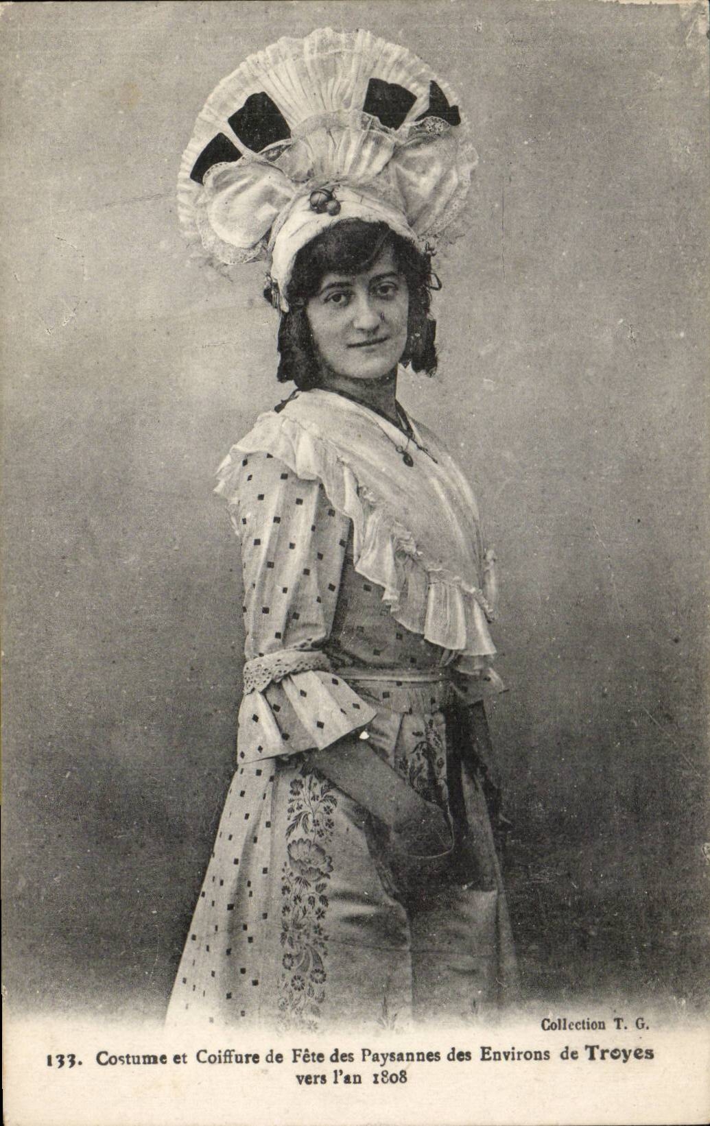 CPA Folklore Costume and hairstyle of festival of the pausannes of the surroundings of Troyes about the year 1808