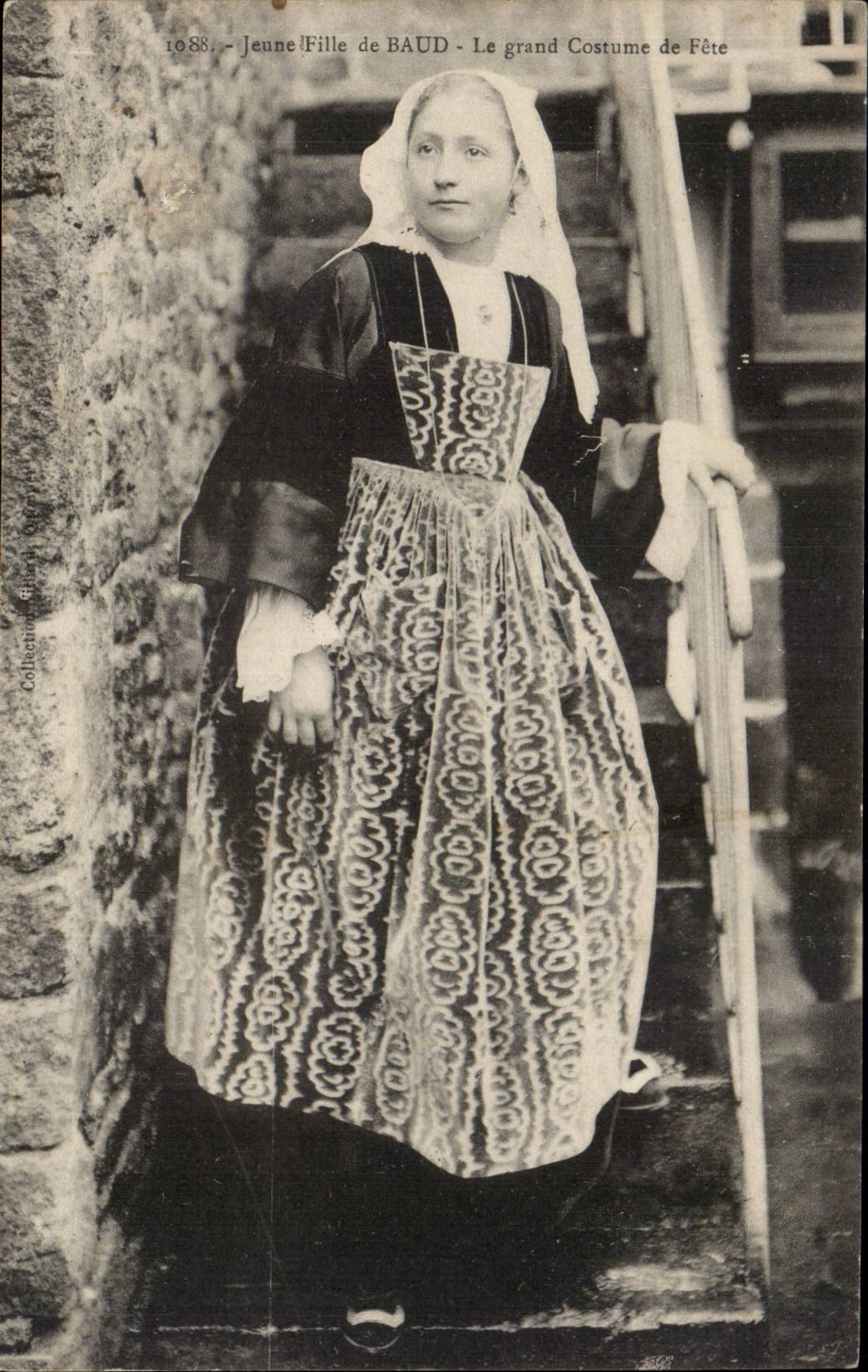 CPA Folklore Costume Young girl of Baud Le large costume of festival