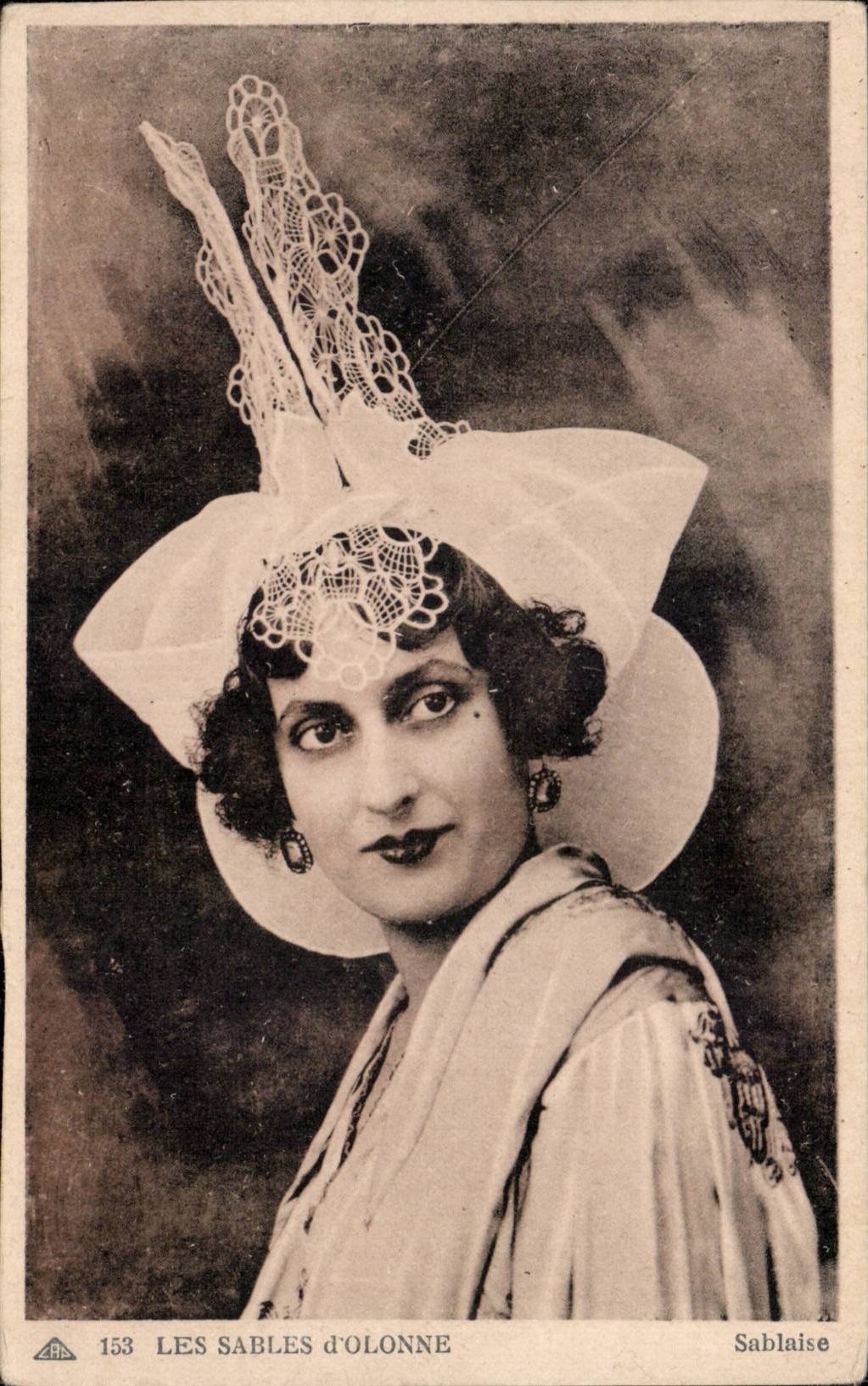 CPA Folklore Costume Sables d'Olonne Sablaise