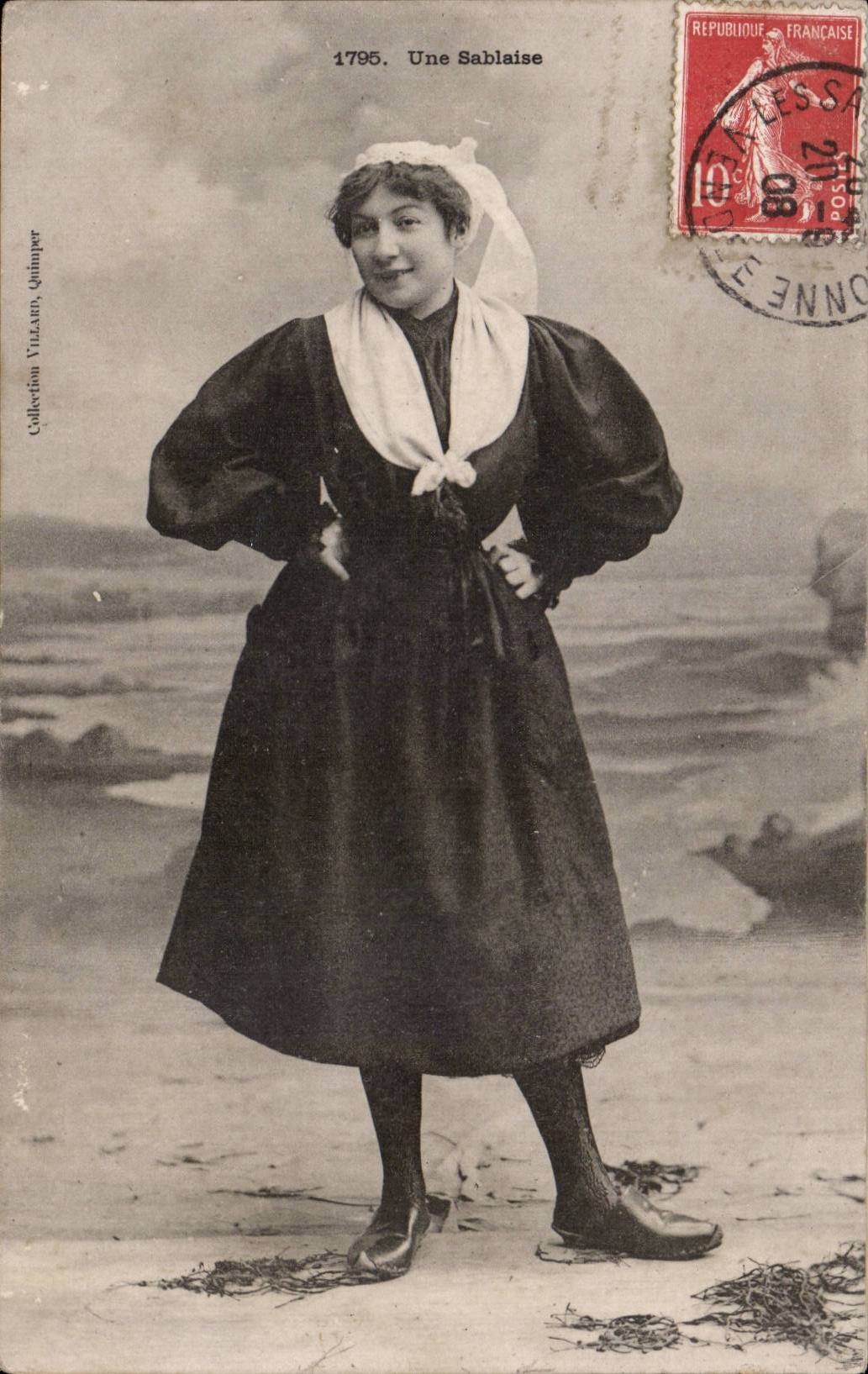 CPA Folklore Costume Sables d'Olonne a sablaise