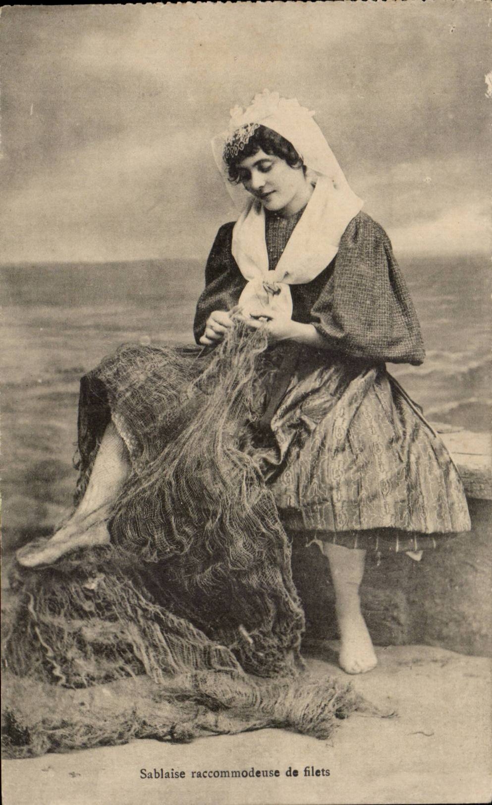 CPA Folklore Costume Sablaise mender of nets