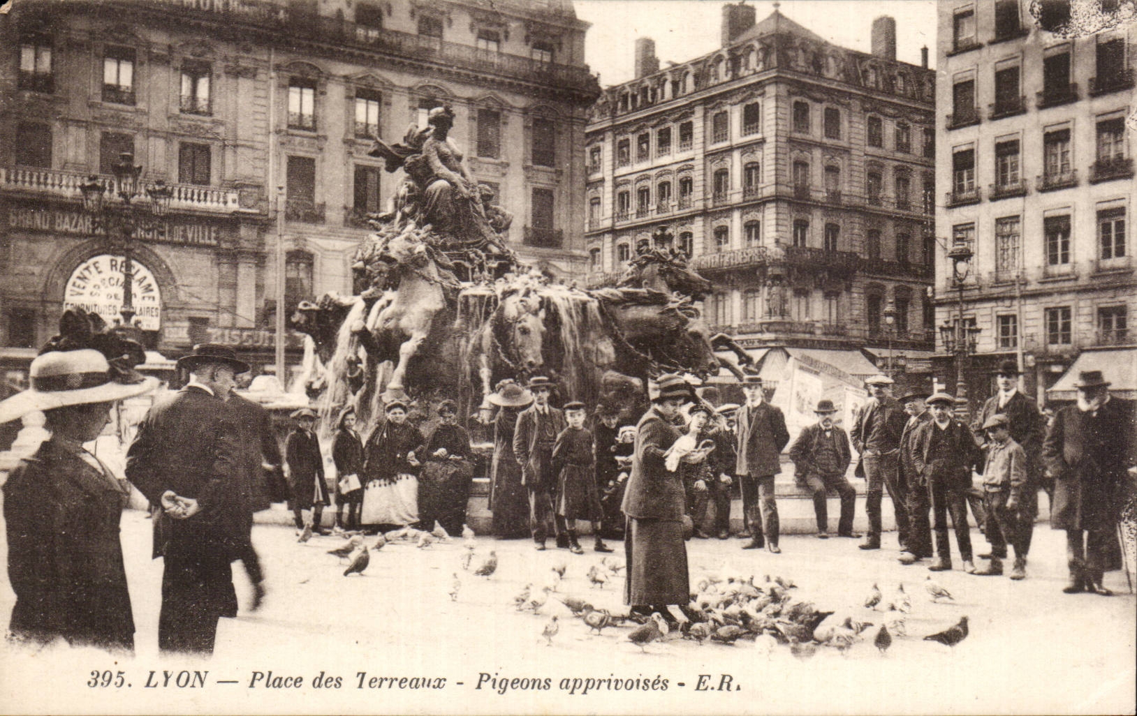 CPA Lyon Place Composts Pigeons tame