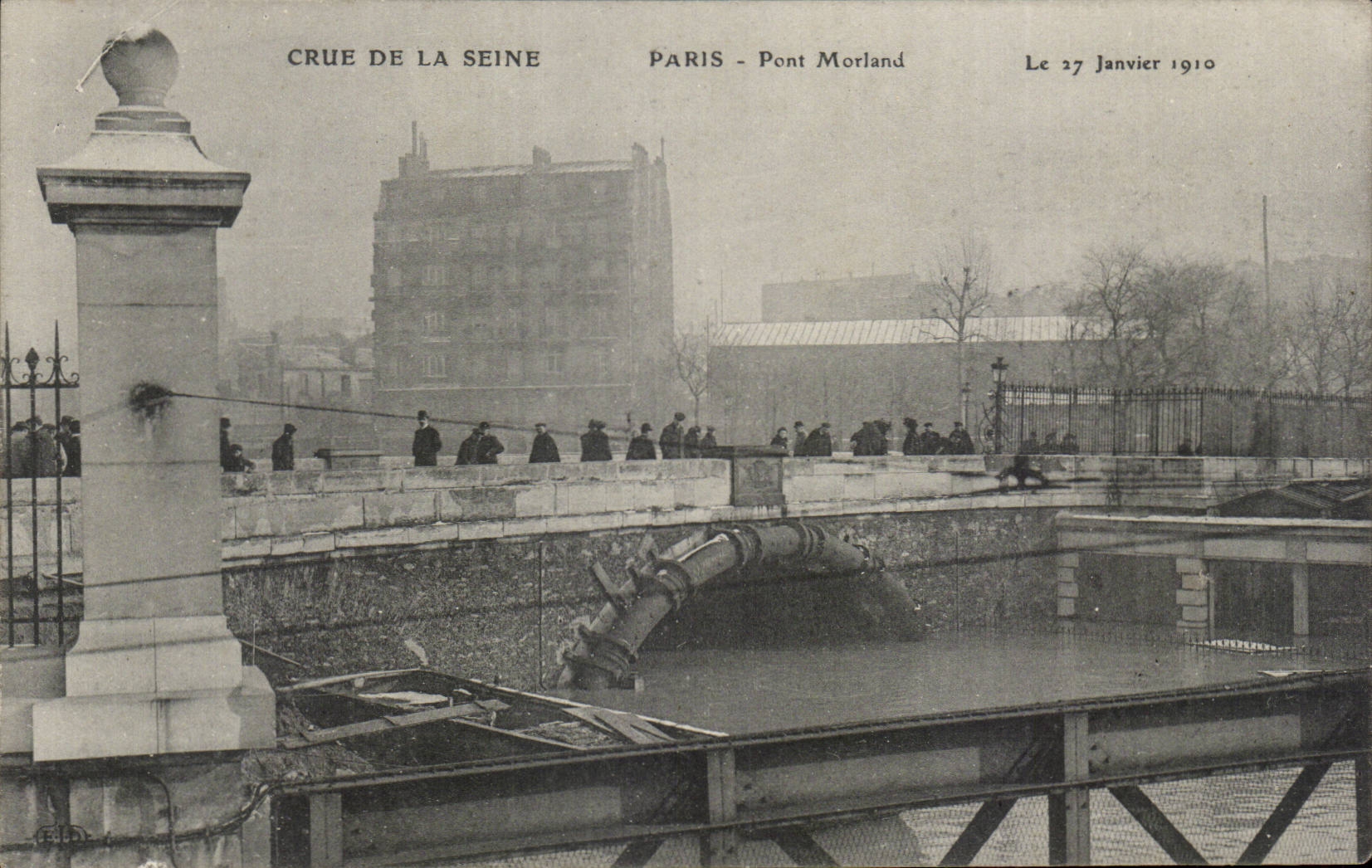 Raw CPA Paris of the Seine Flood of January 1910 Morland Bridge