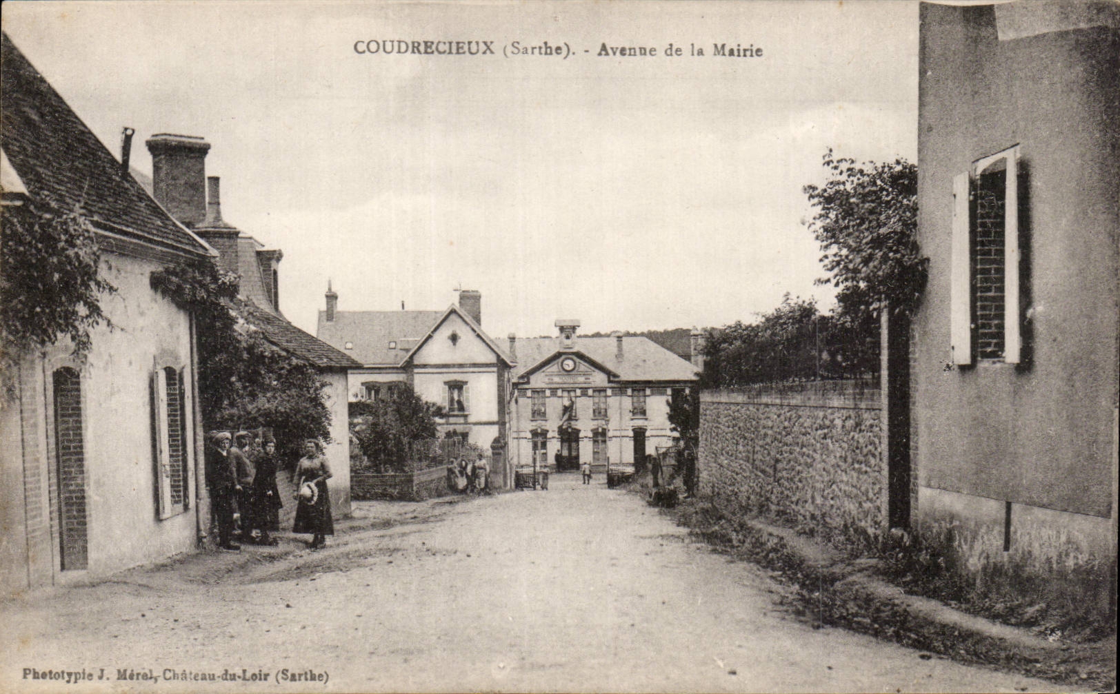 CPA Coudrecieux Avenue of the Town hall