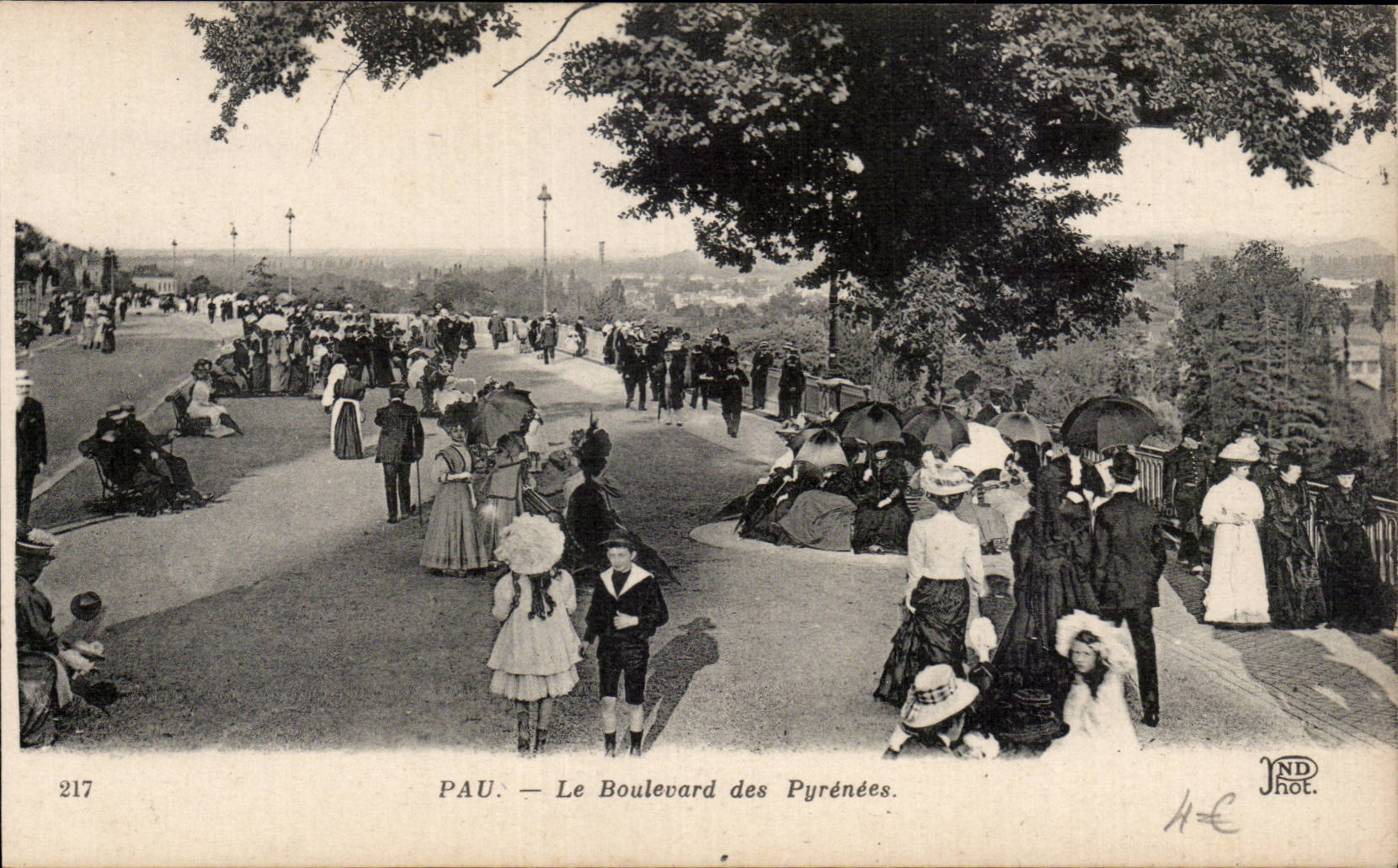 CPA Pau Le boulevard of the Pyrenees