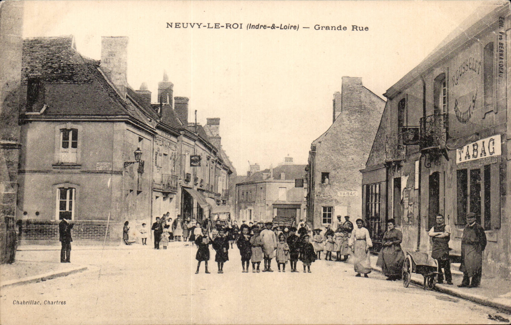 CPA Neuvy le Roi Grande rue