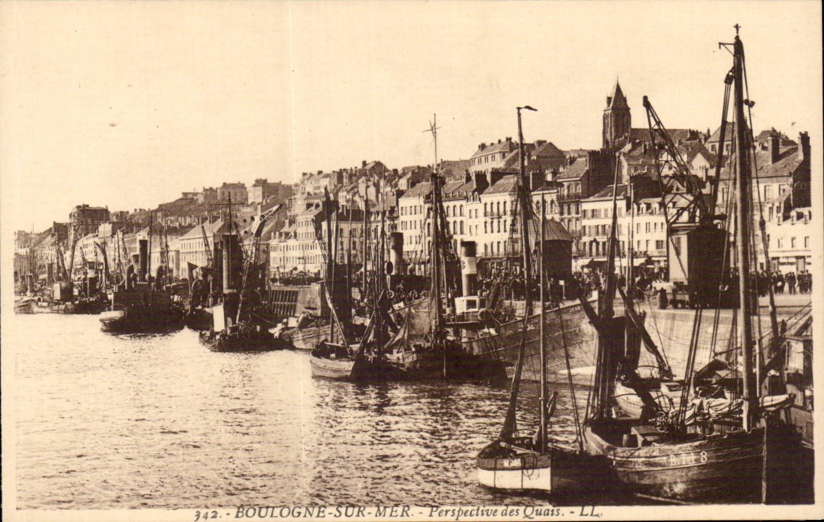 CPA Boulogne on Sea View of the quays