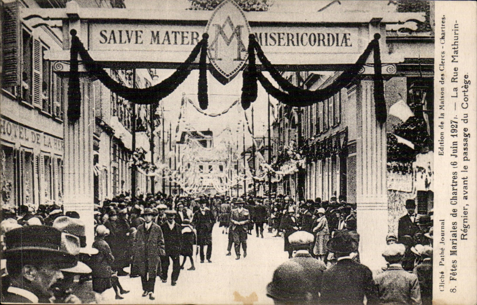 CPA Chartres Festivals mariales June 6th  1927 the street Mathruon Regnier before the passage of the procession