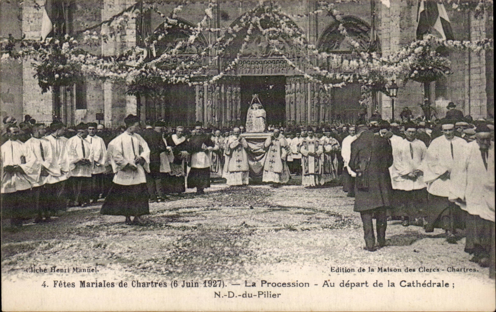 CPA Chartres Festivals mariales June 6th  1927 the procession At the beginning of the cathedral ND of the Pillar