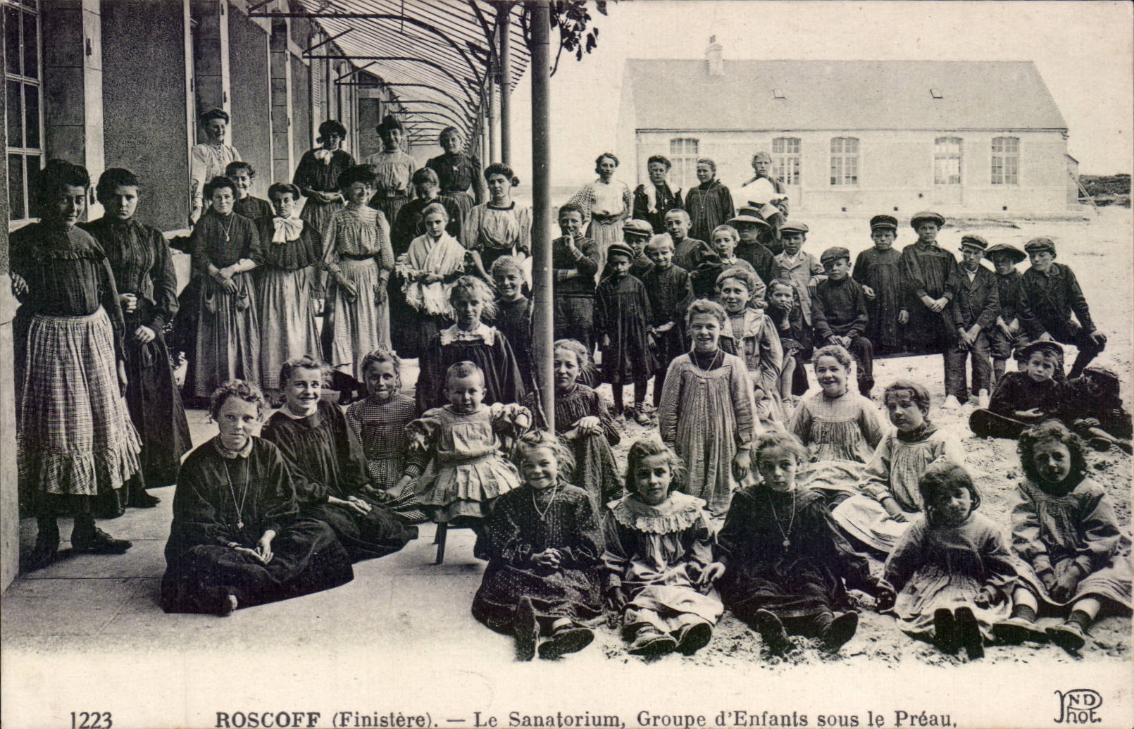 CPA Roscoff Le sanatorium Groups children under courtyard TOP Health
