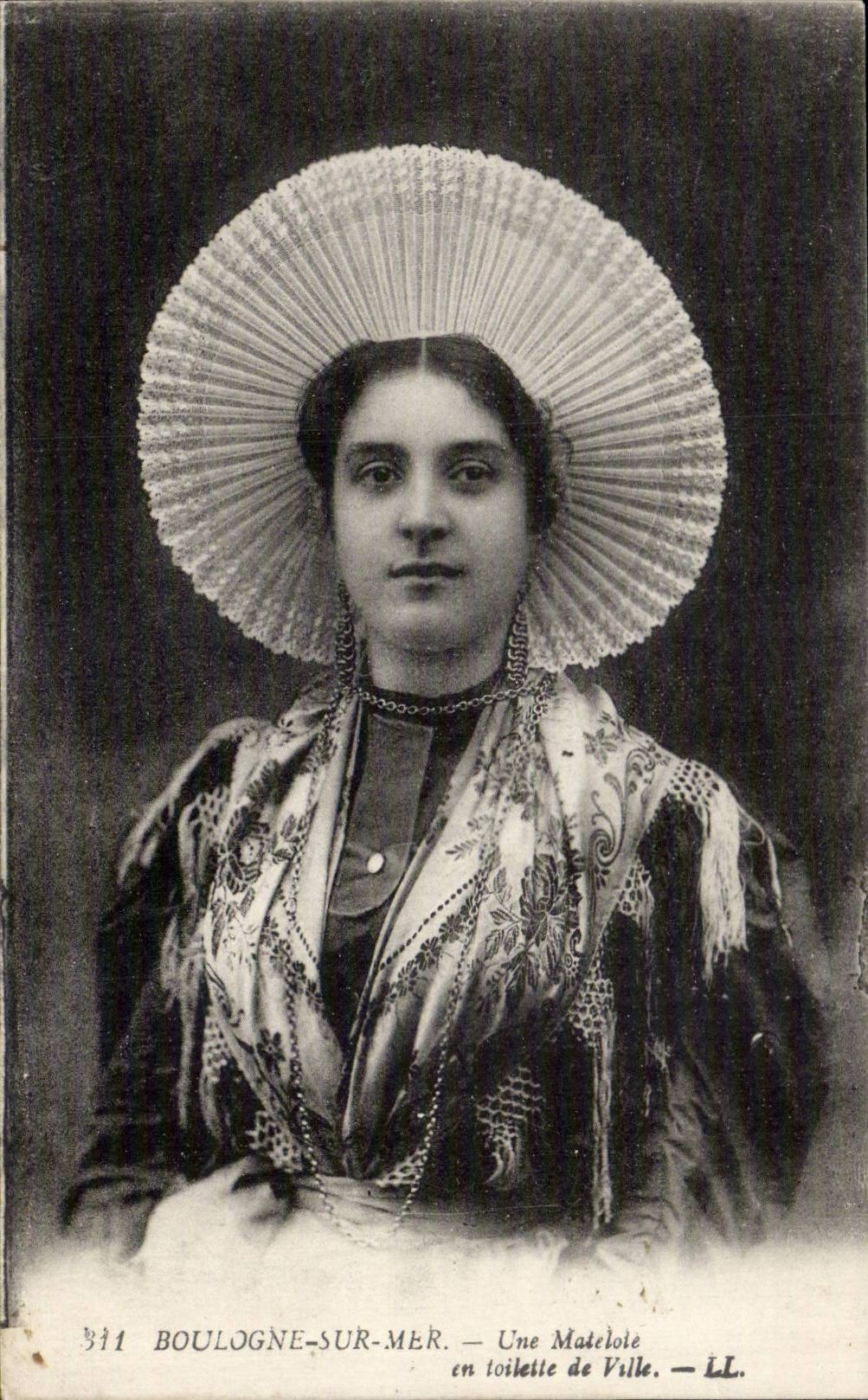 CPA Boulogne on Sea a matelotte in town clothes