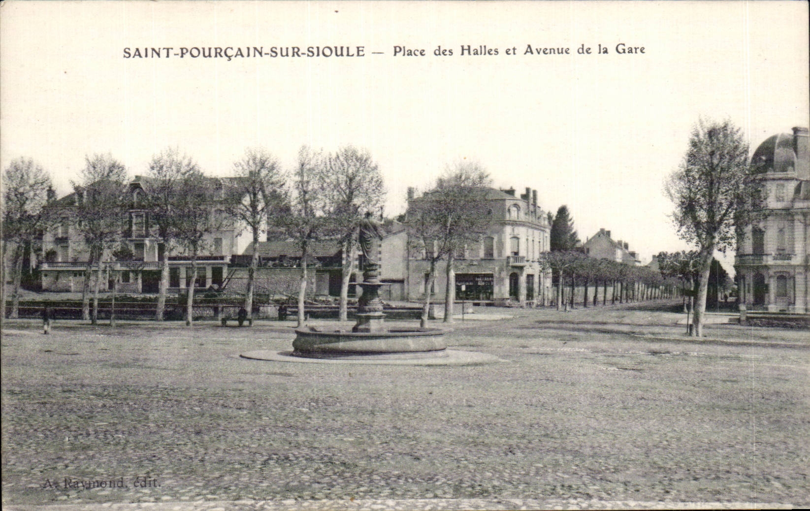CPA Saint Pourcain sur Sioule Place des Halles et avenue de la gare