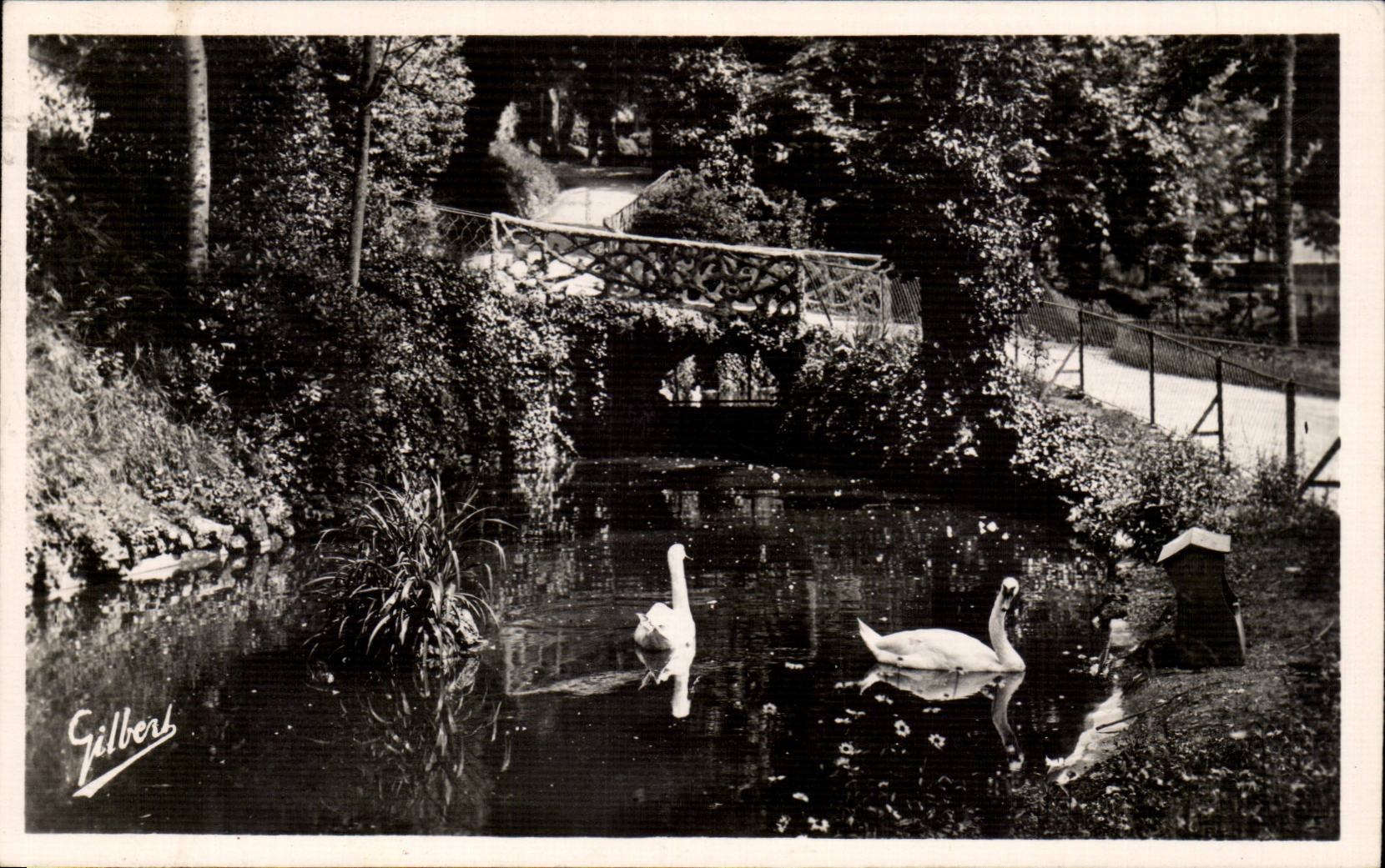 Jardin verde del <>Angouleme Le</> de CPA los cisnes rusticos del puente