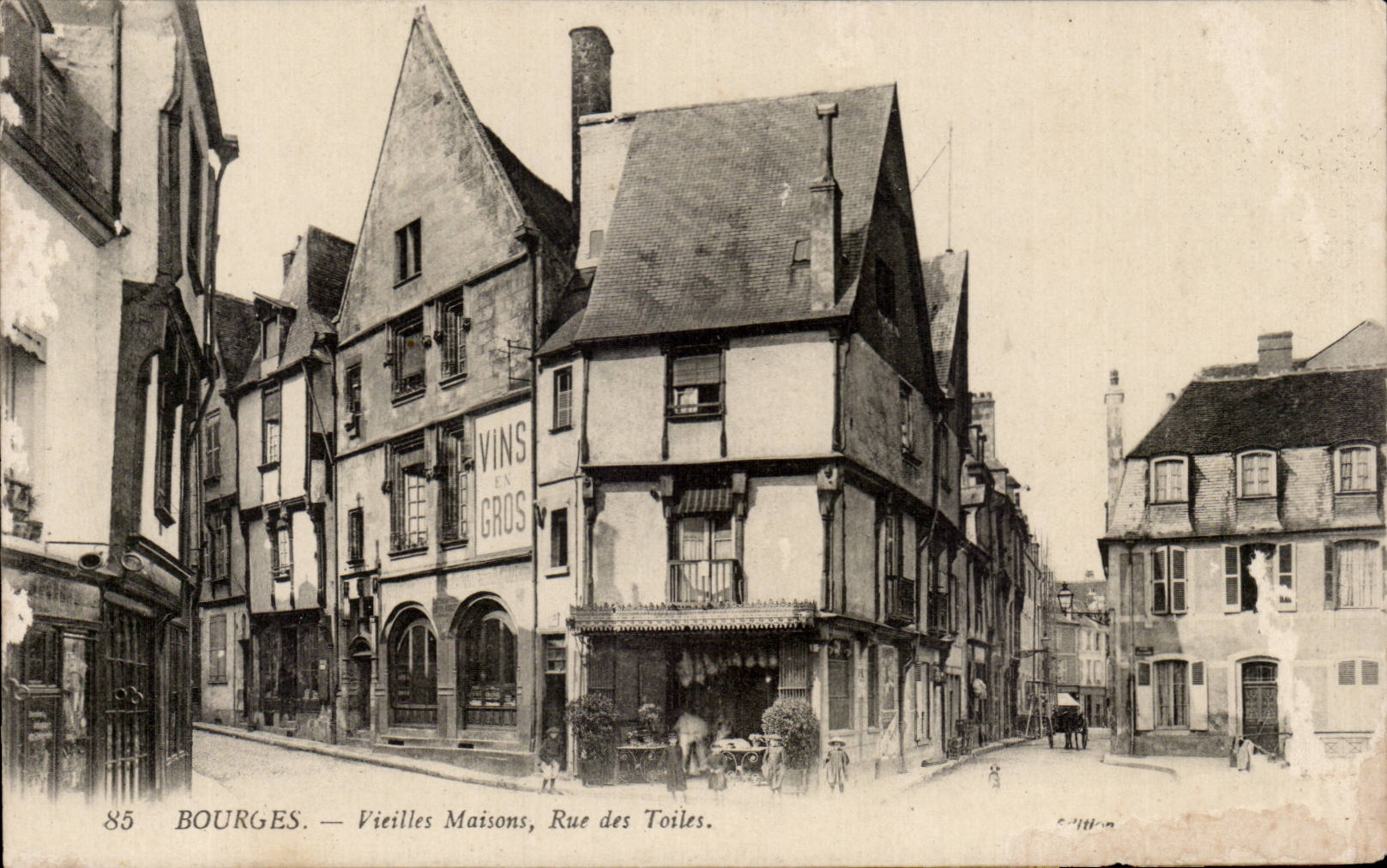 Las mujeres mayores de CPA Bourges contienen la calle de las telas