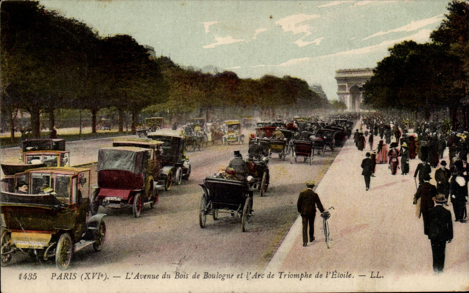 CPA Paris the avenue of the Wood of Boulogne and Arc de Triomphe of star