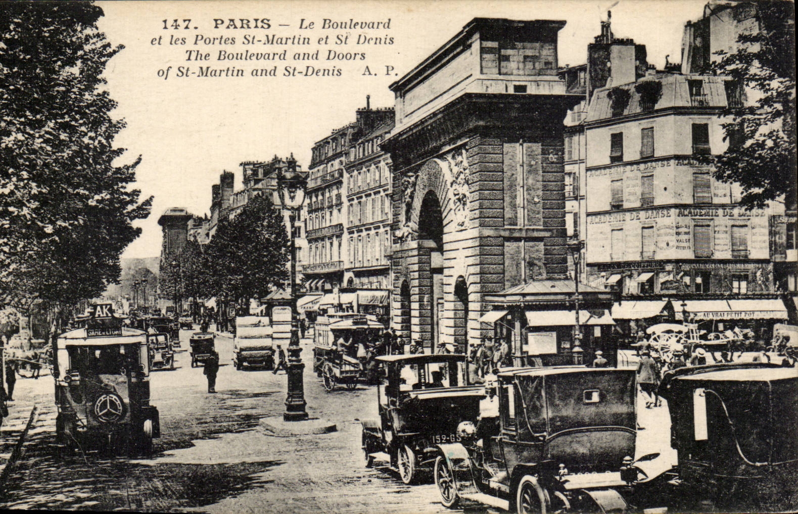 CPA Paris Le boulevard and the doors St Martin and St Denis