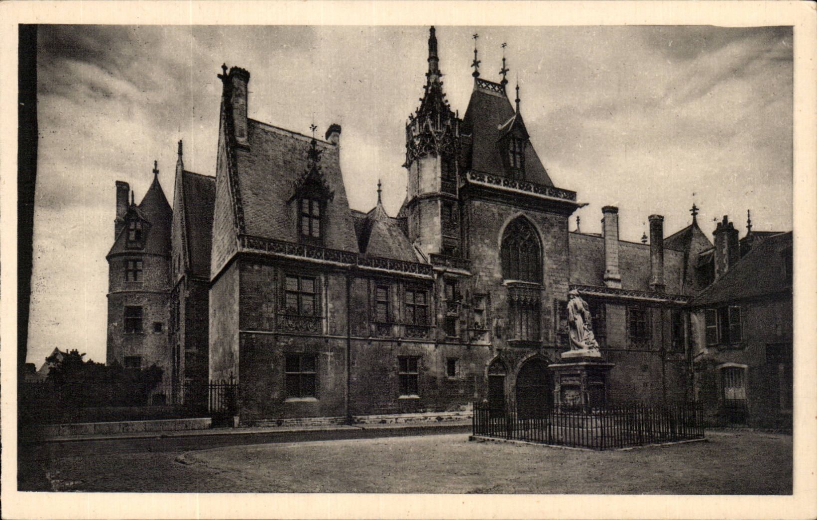 Corazon de CPA Bourges Le palate Jacques