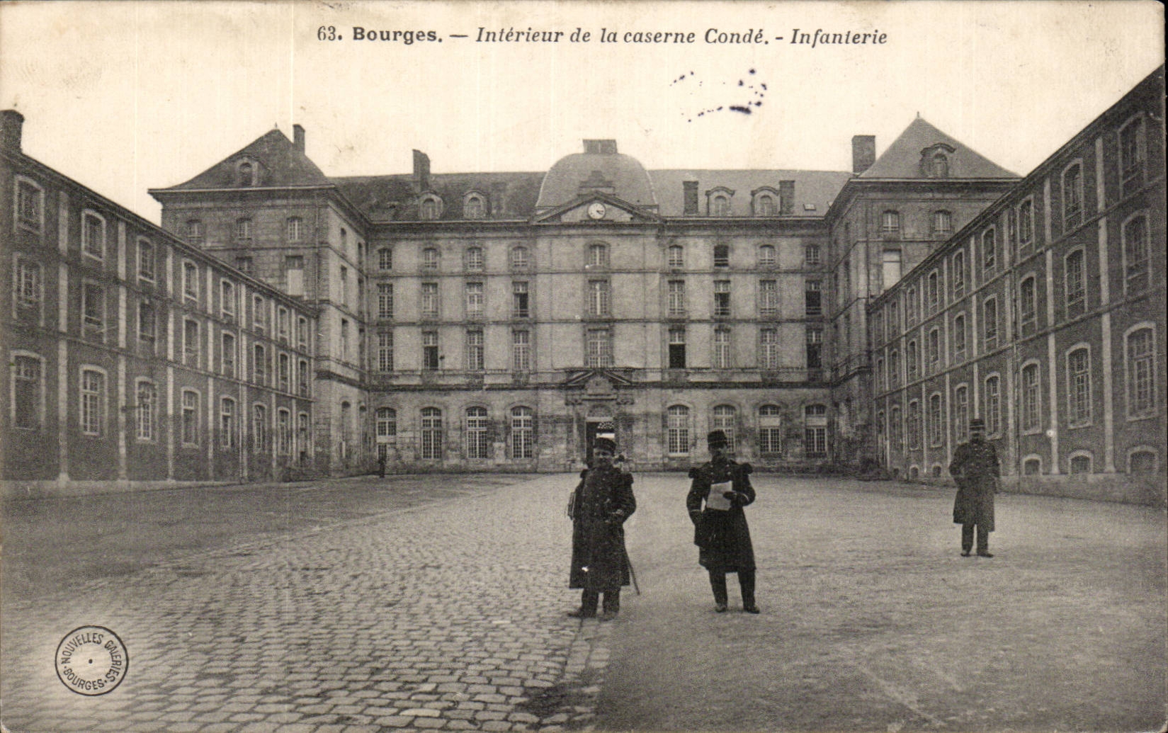 CPA Bourges interior de los cuarteles capturan a infanteria de Militaria