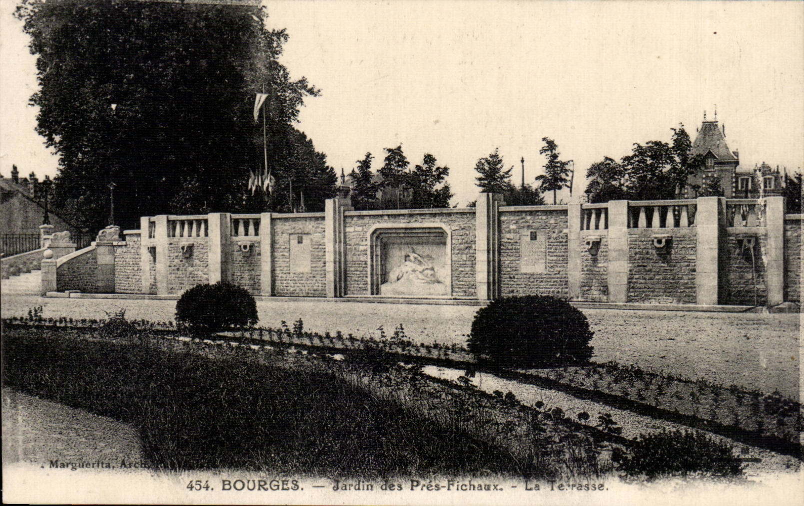 Jardin de CPA Bourges de Fichaux cercano la terraza
