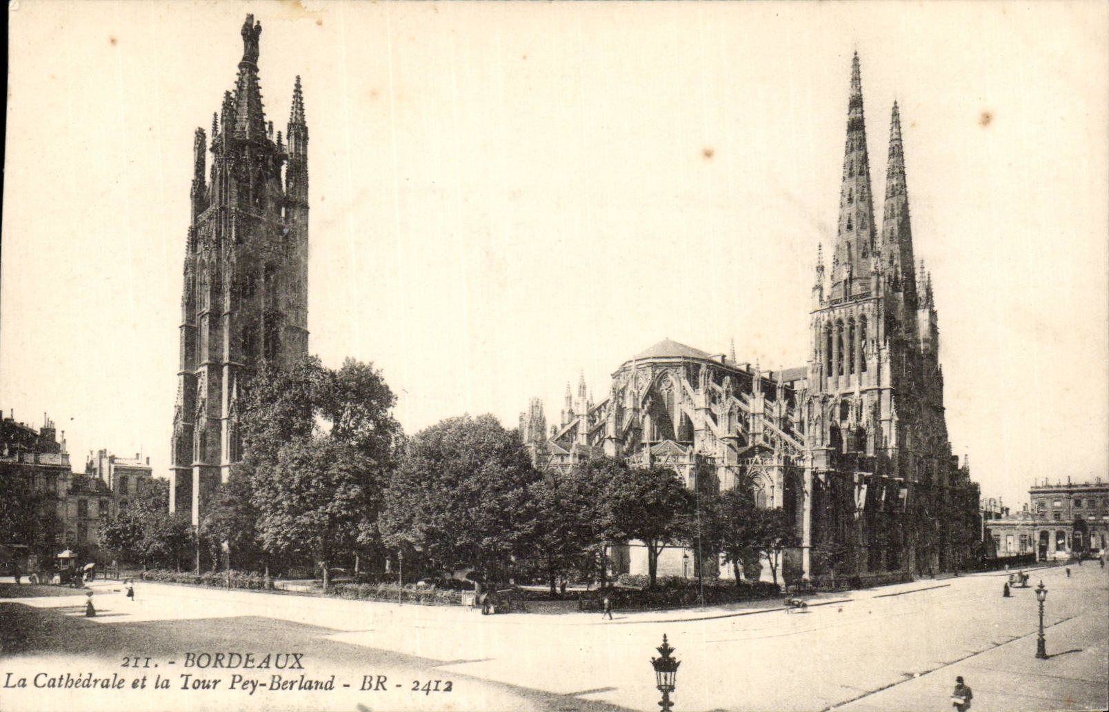 CPA Bordeaux the cathedral and the Tower Pey Berland