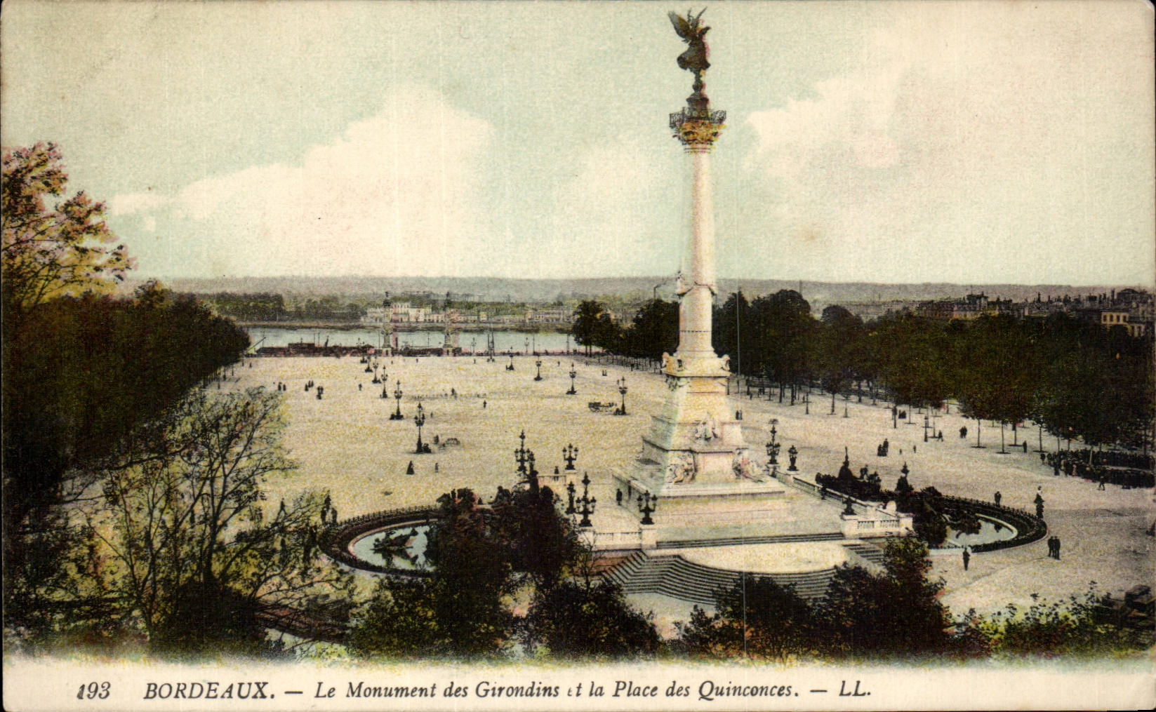 CPA Bordeaux Le monument of Of Gironde and the place of the Quincunxes